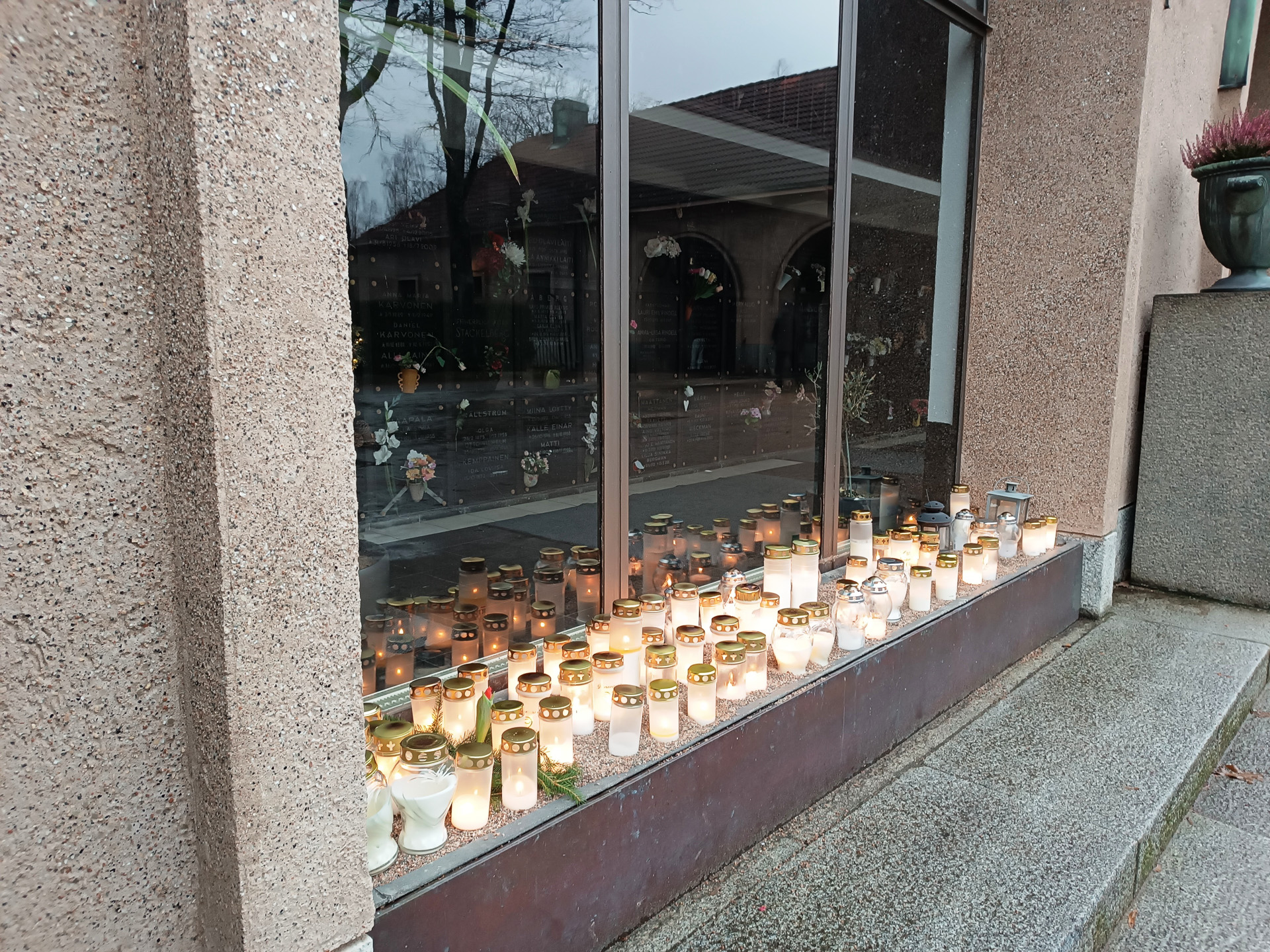 絶え間なく人が訪れていたヒエタニエミ墓地