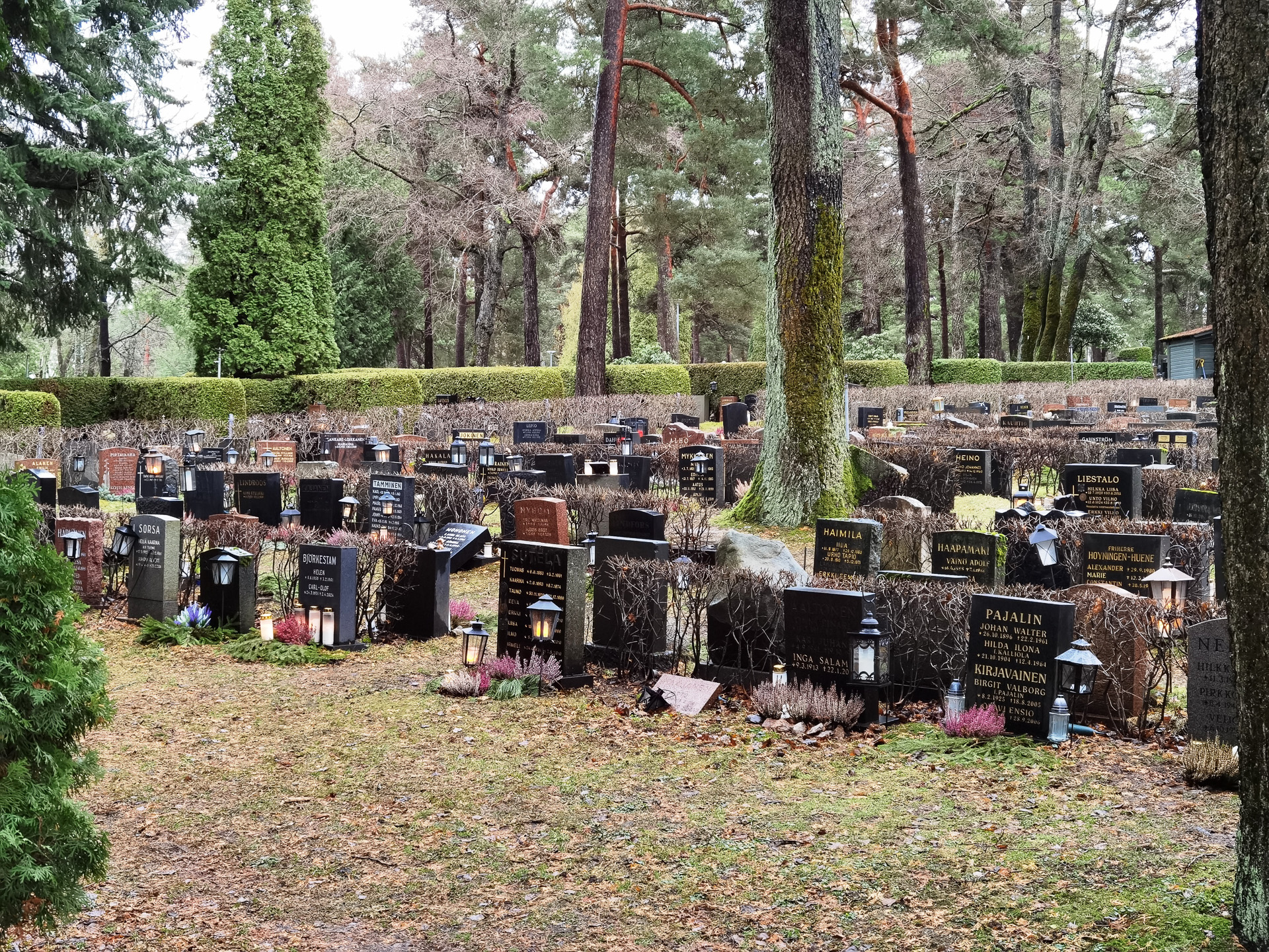 絶え間なく人が訪れていたヒエタニエミ墓地