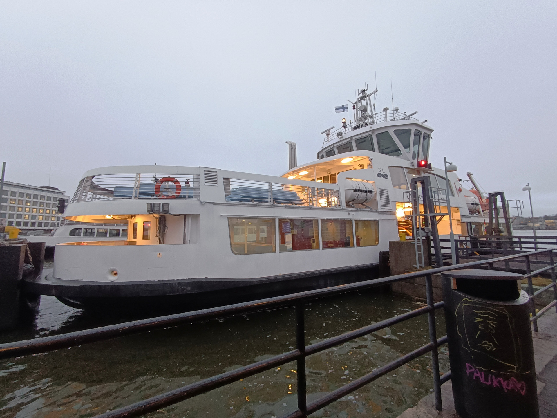 スオメンリンナ行きのフェリー