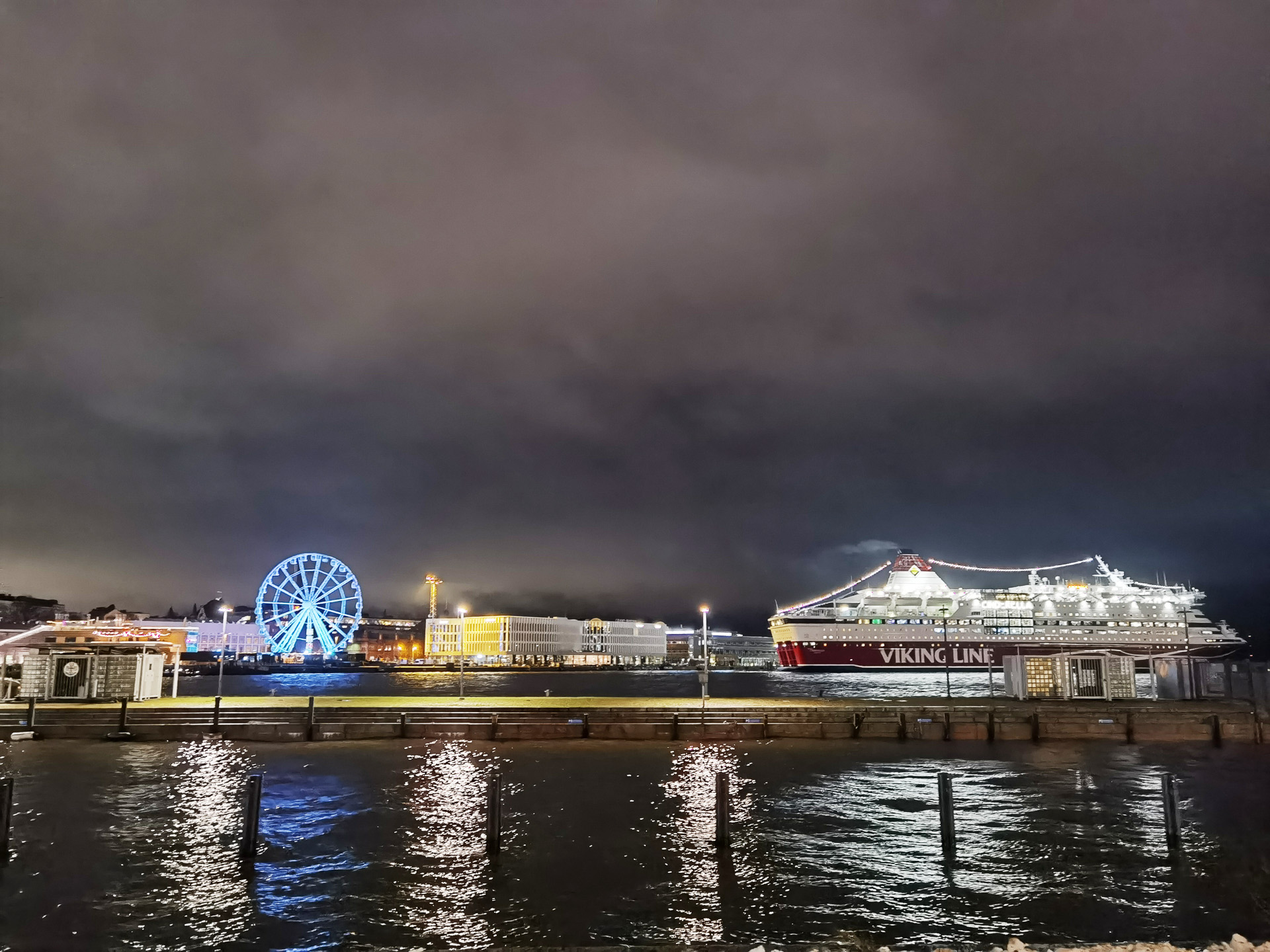 夜の港。このバイキングラインという船に乗ってストックホルムに向かいます