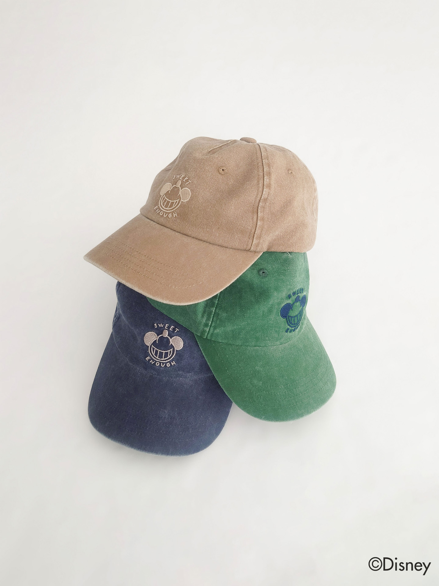 「ミッキー＆フレンズ/ピグメント刺繍キャップ」（各4290円）