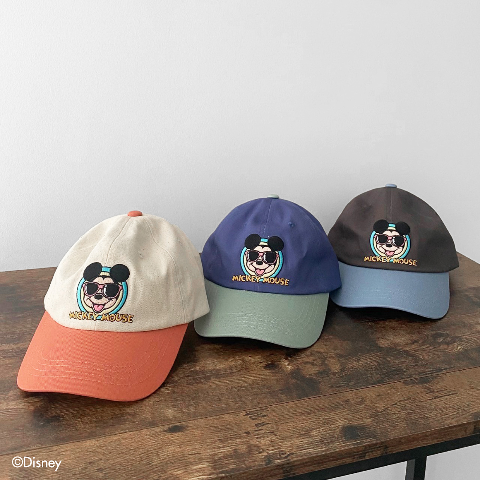 「ミッキー＆フレンズ/配色キャップ」（各3850円）