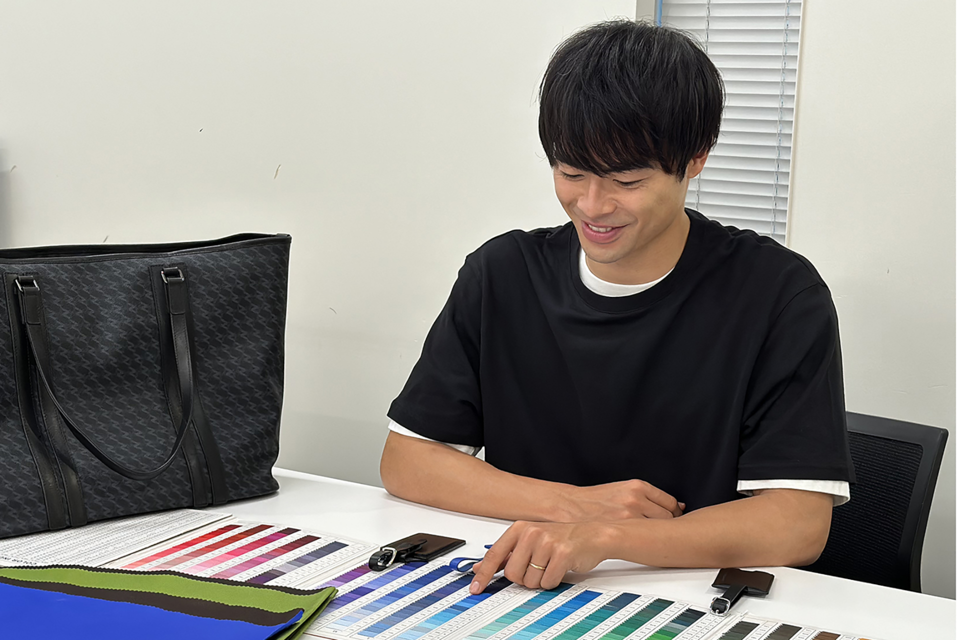 内装生地のカラーを選定する三笘薫選手