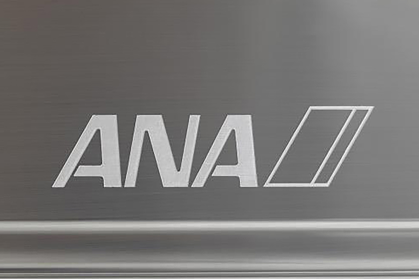 ANAのロゴを刻印
