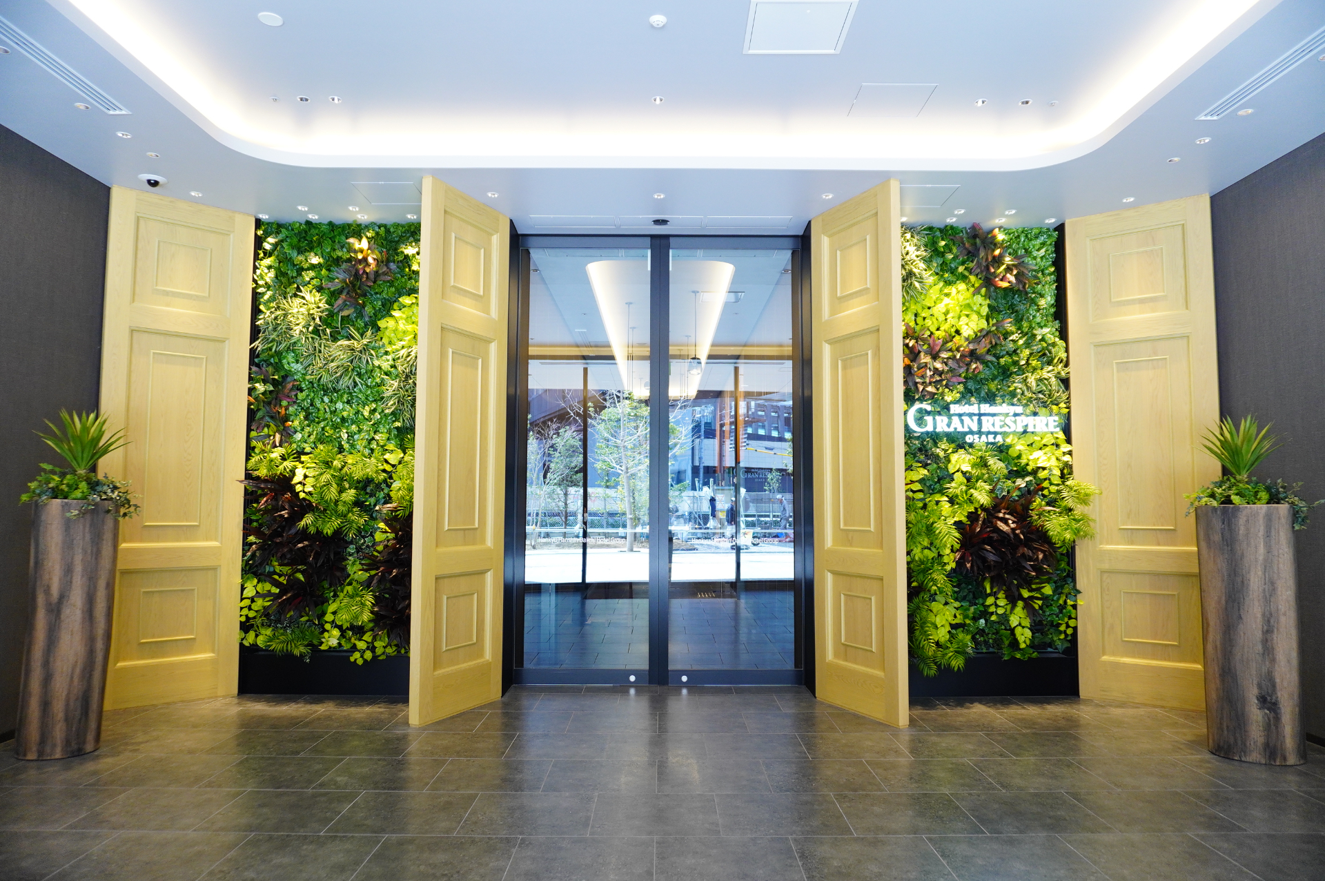 ホテル阪急グランレスパイア大阪の1階エントランスと5階フロント・ロビー
