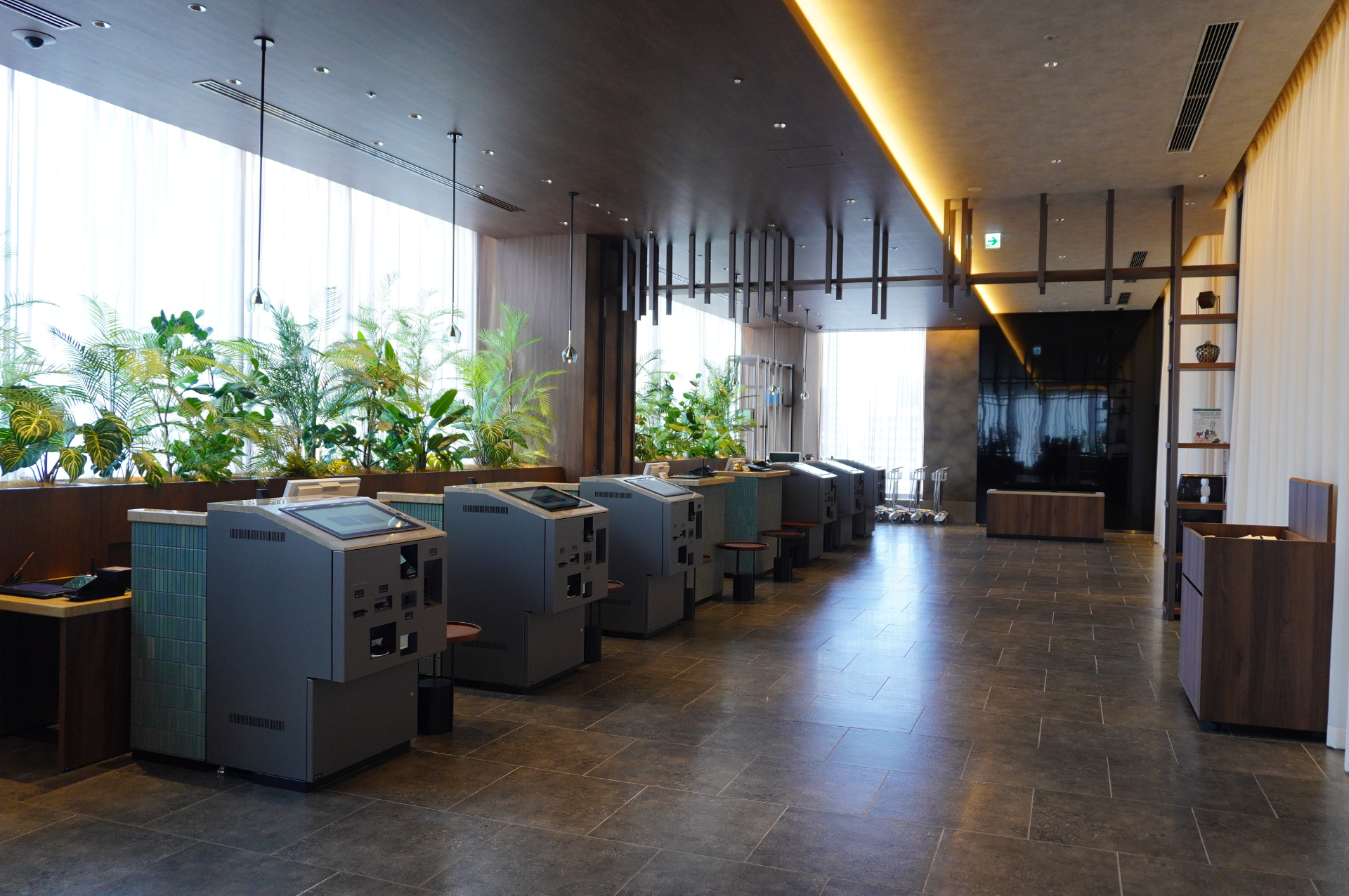 ホテル阪急グランレスパイア大阪の1階エントランスと5階フロント・ロビー