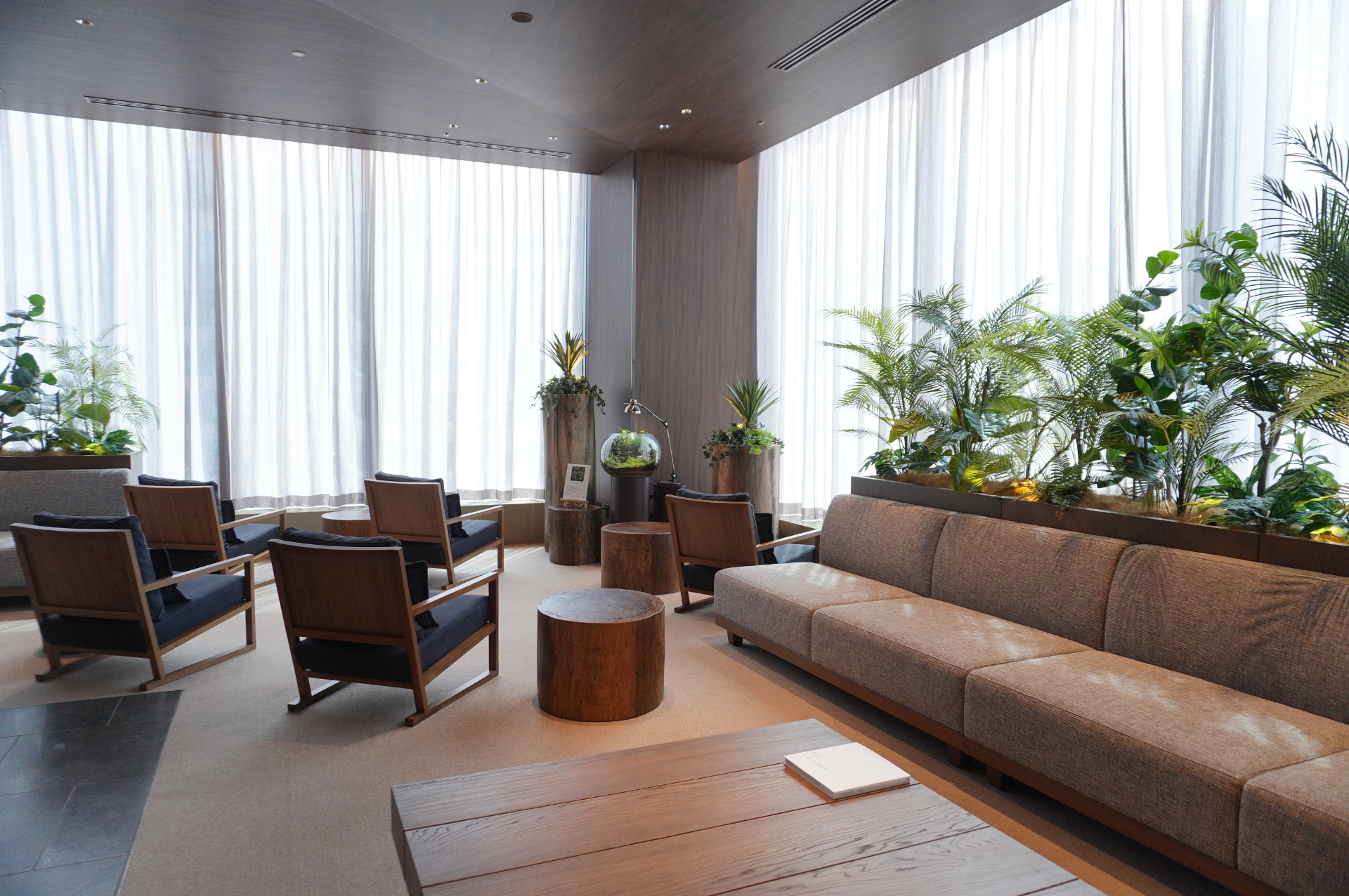 ホテル阪急グランレスパイア大阪の1階エントランスと5階フロント・ロビー