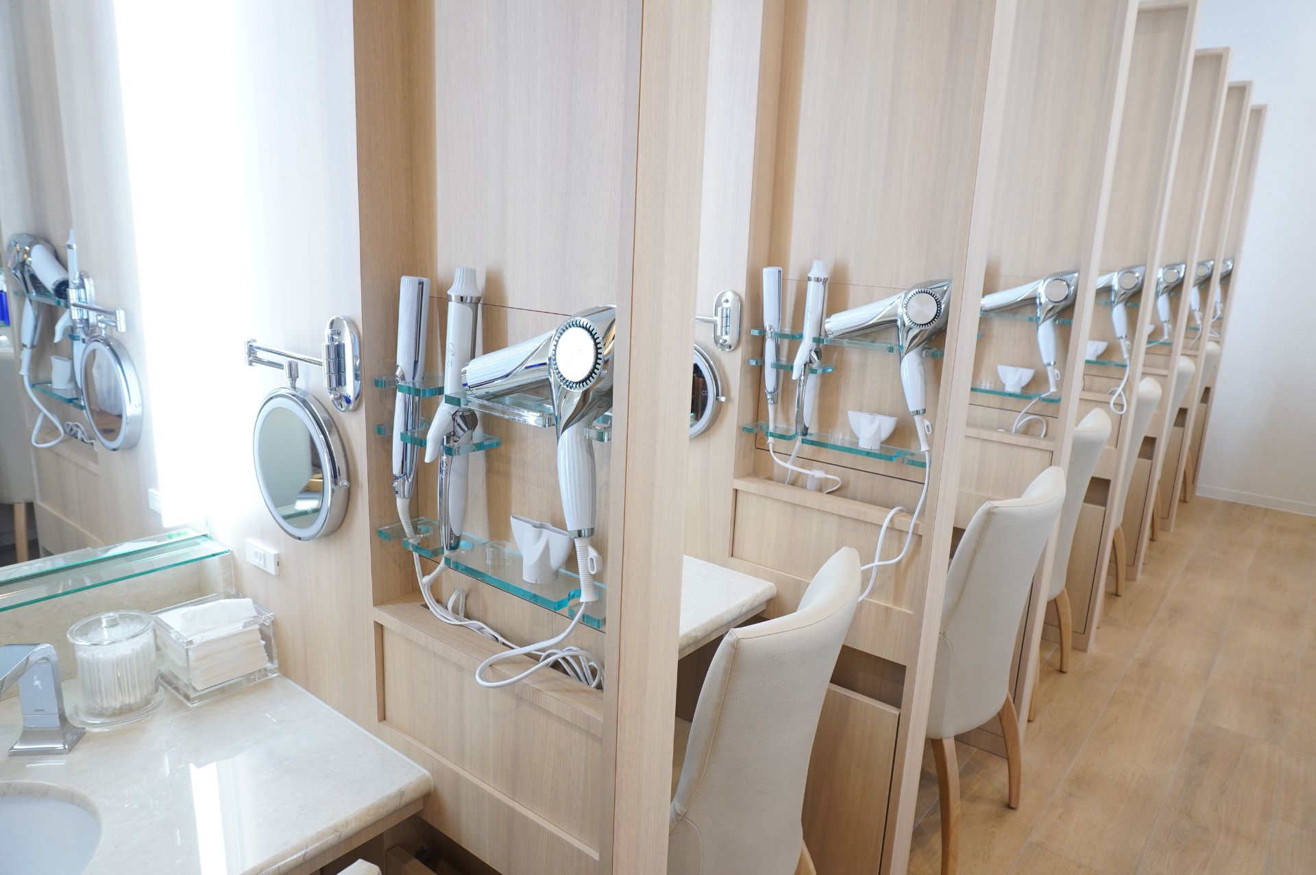 温泉大浴場、サウナ、岩盤浴、リラクゼーション、ジム、インフィニティプールなどが備わり、1日遊べるようなウェルビーイング施設