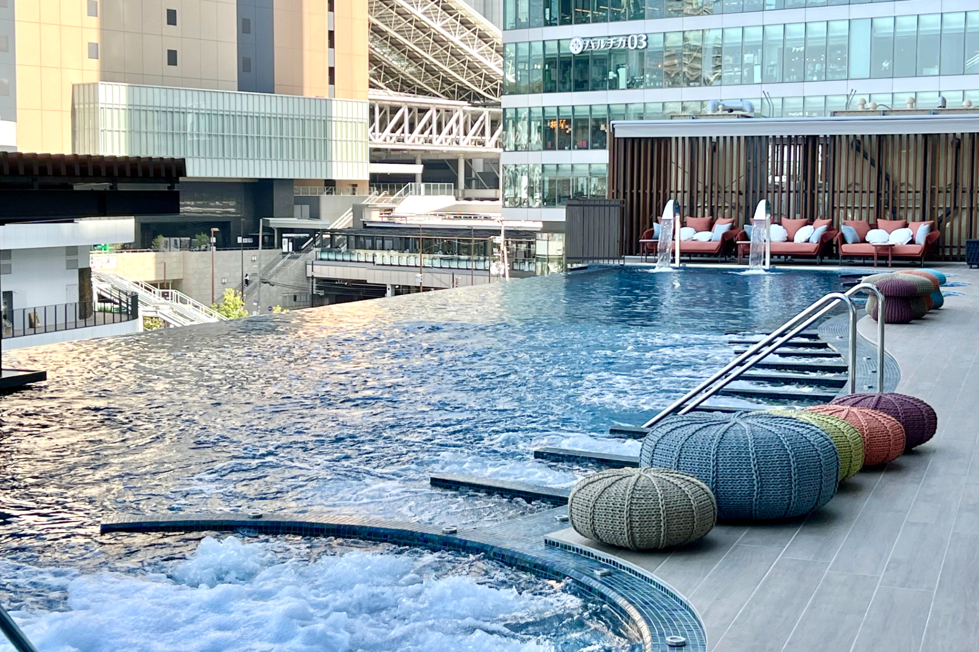 温泉大浴場、サウナ、岩盤浴、リラクゼーション、ジム、インフィニティプールなどが備わり、1日遊べるようなウェルビーイング施設