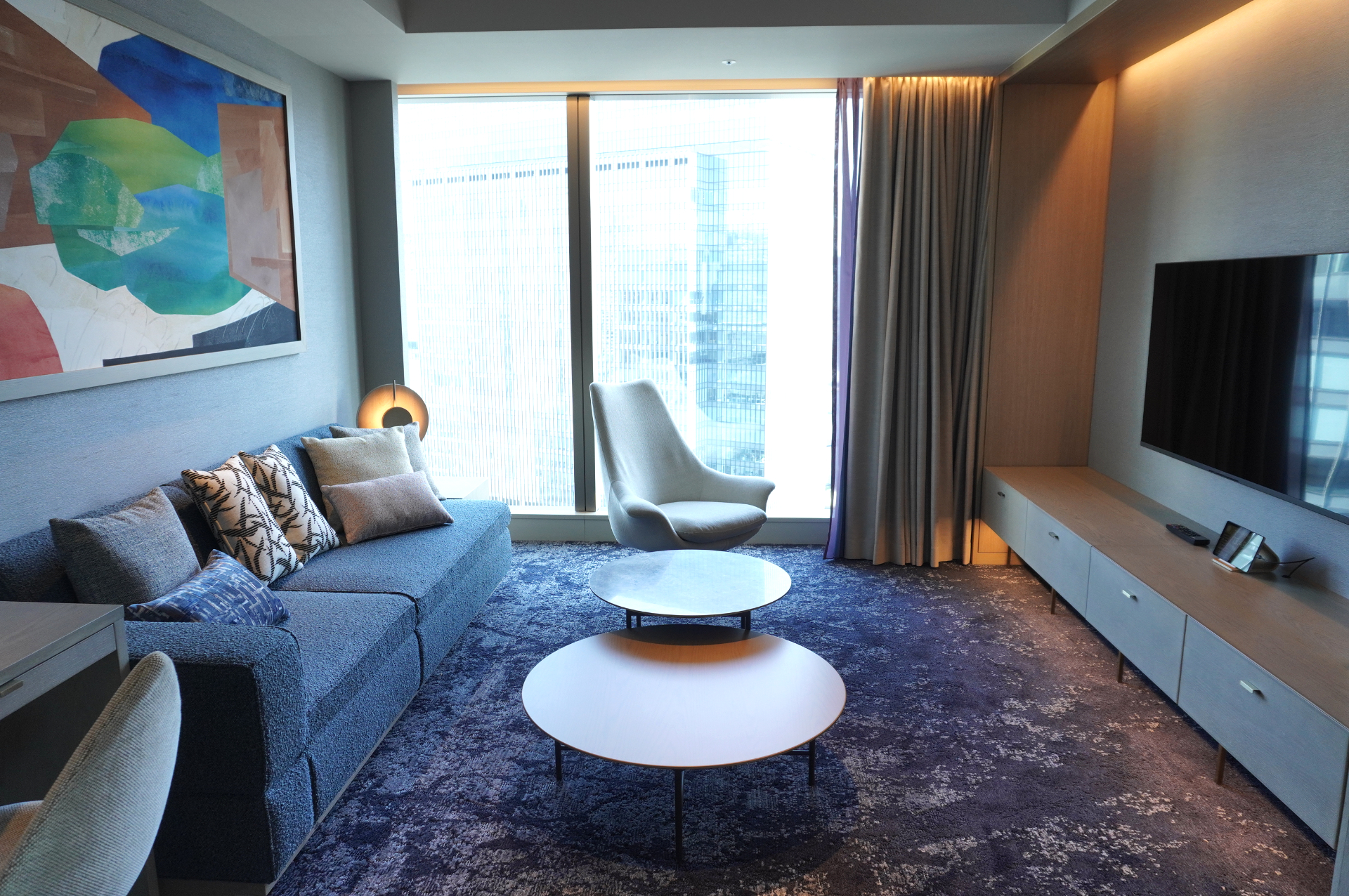 最上級客室のクラブジュニアスイート。リビングとベッドルームの2間になっている