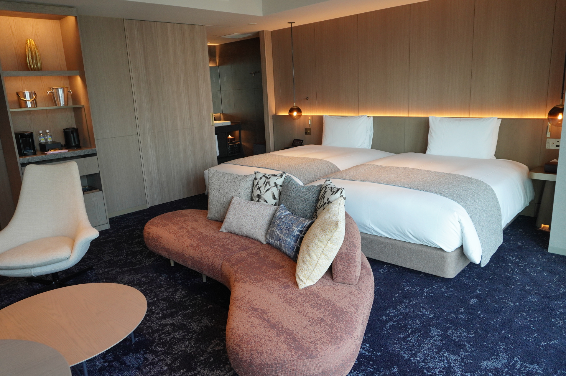 クラブエグゼクティブツインは、リビングとベッドルームに仕切りがない分、広く開放的に感じられる