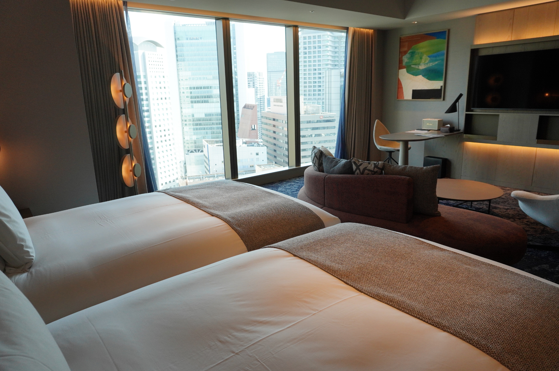 クラブエグゼクティブツインは、リビングとベッドルームに仕切りがない分、広く開放的に感じられる