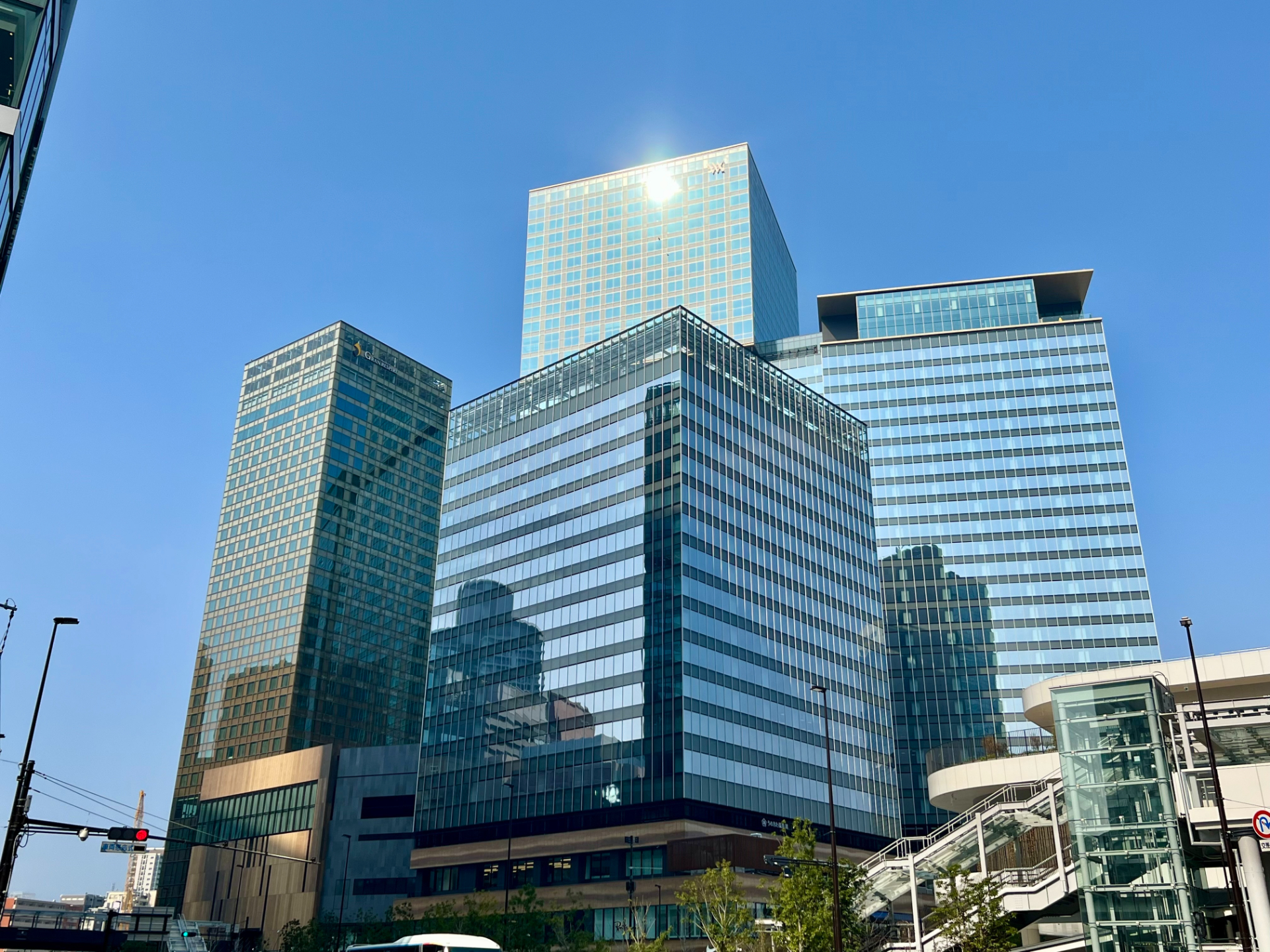 南街区 南館。写真左から、サウスタワー（地下3階～地上28階）、ゲートタワー（地下3階～地上18階）、パークタワー（地下3階～地上39階）