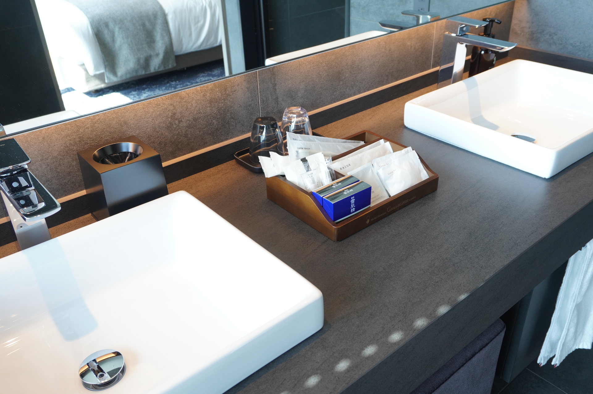 クラブフロア（26～27階）の客室はインテリアやアメニティも上質。高層階から眺める夜景も楽しめる