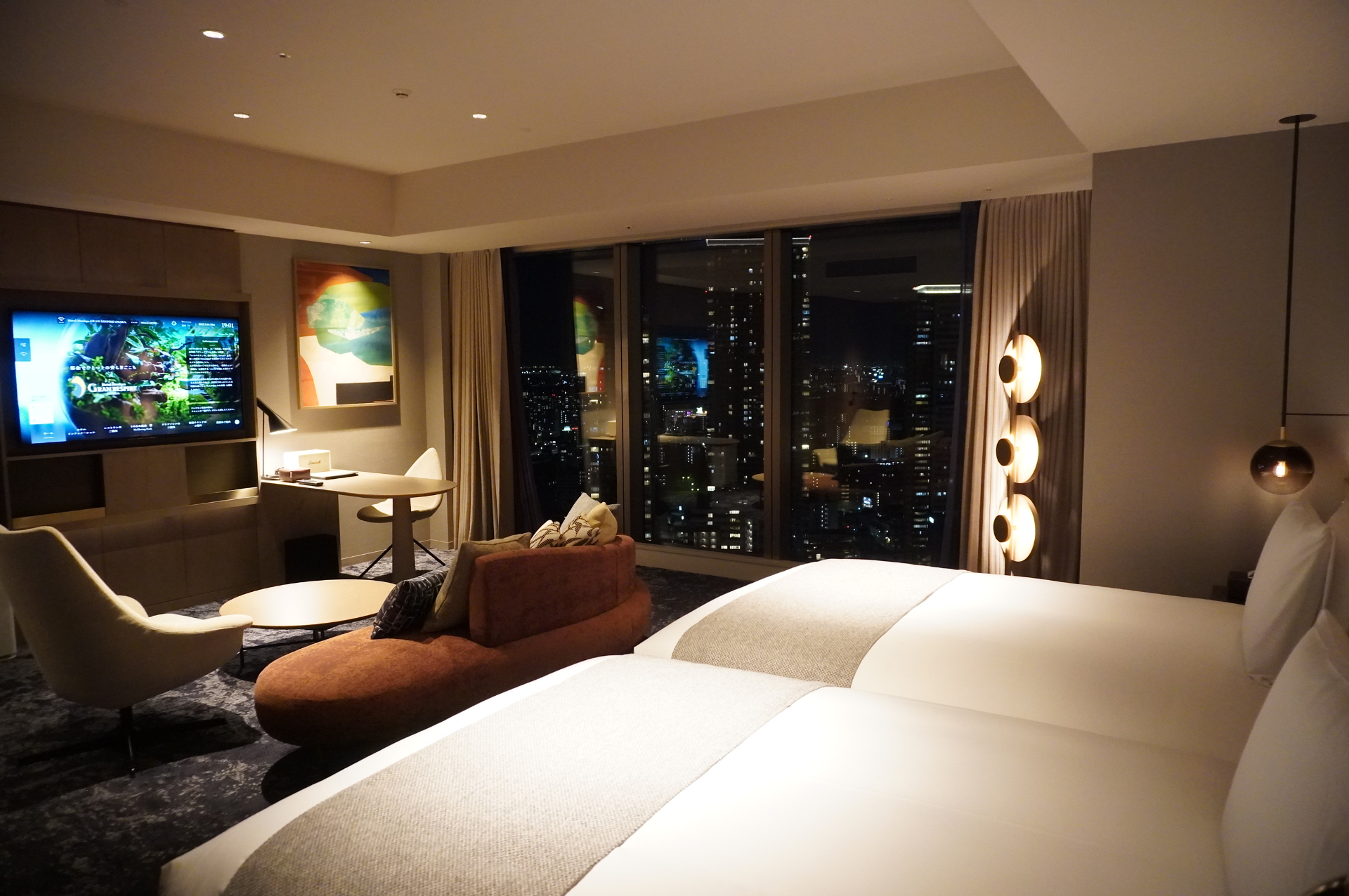 クラブフロア（26～27階）の客室はインテリアやアメニティも上質。高層階から眺める夜景も楽しめる