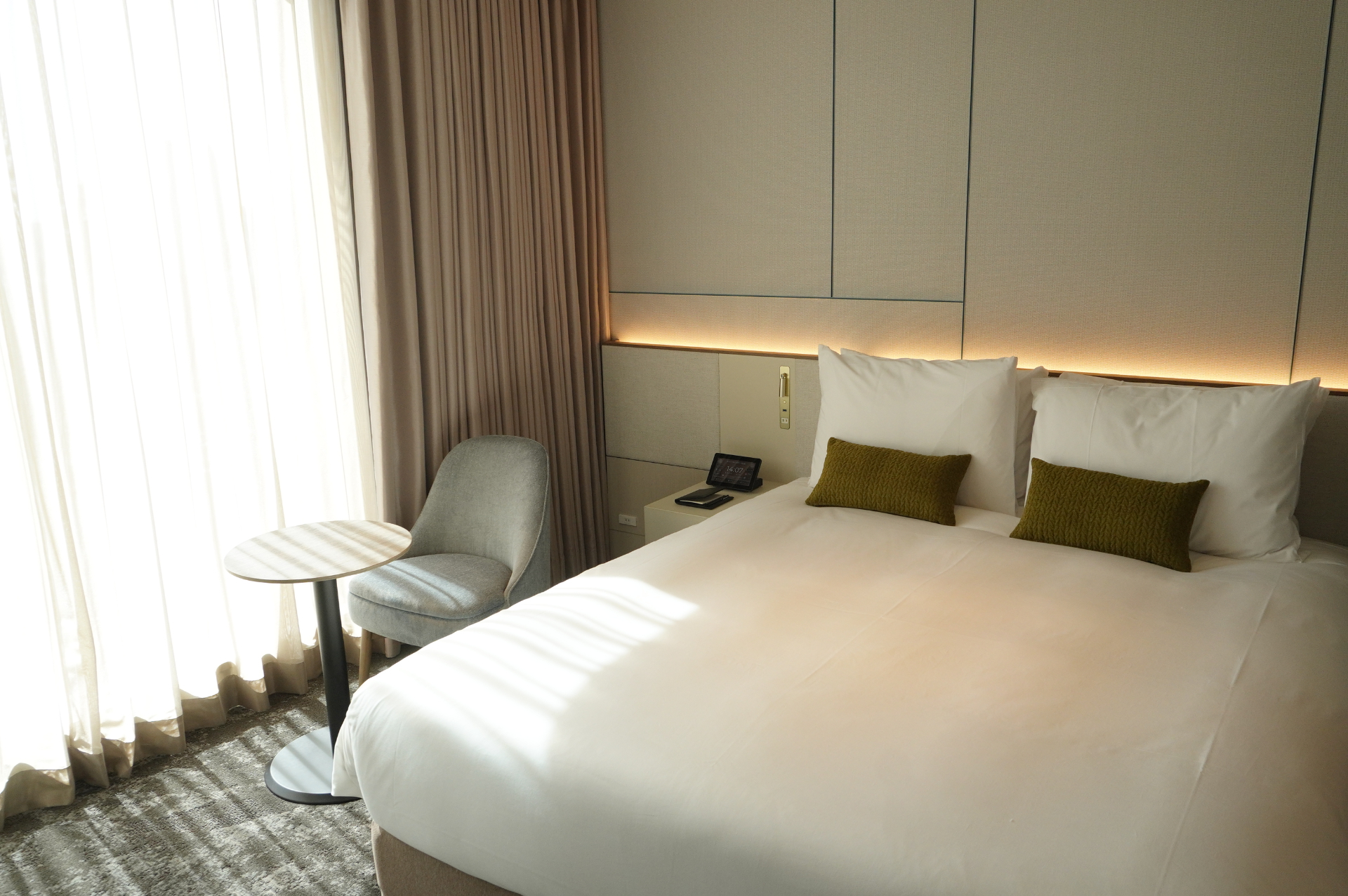 スタンダードフロアの客室もベッドサイドの電源や水まわり、アメニティなどが揃い機能的