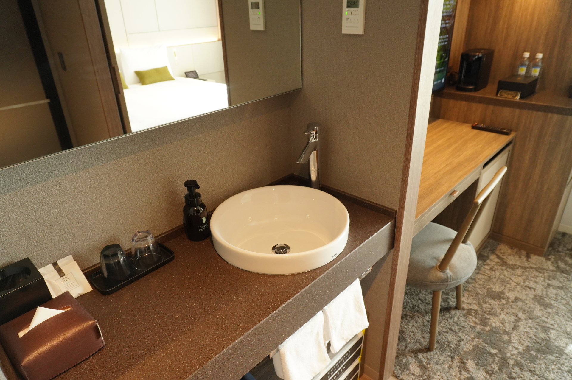 スタンダードフロアの客室もベッドサイドの電源や水まわり、アメニティなどが揃い機能的