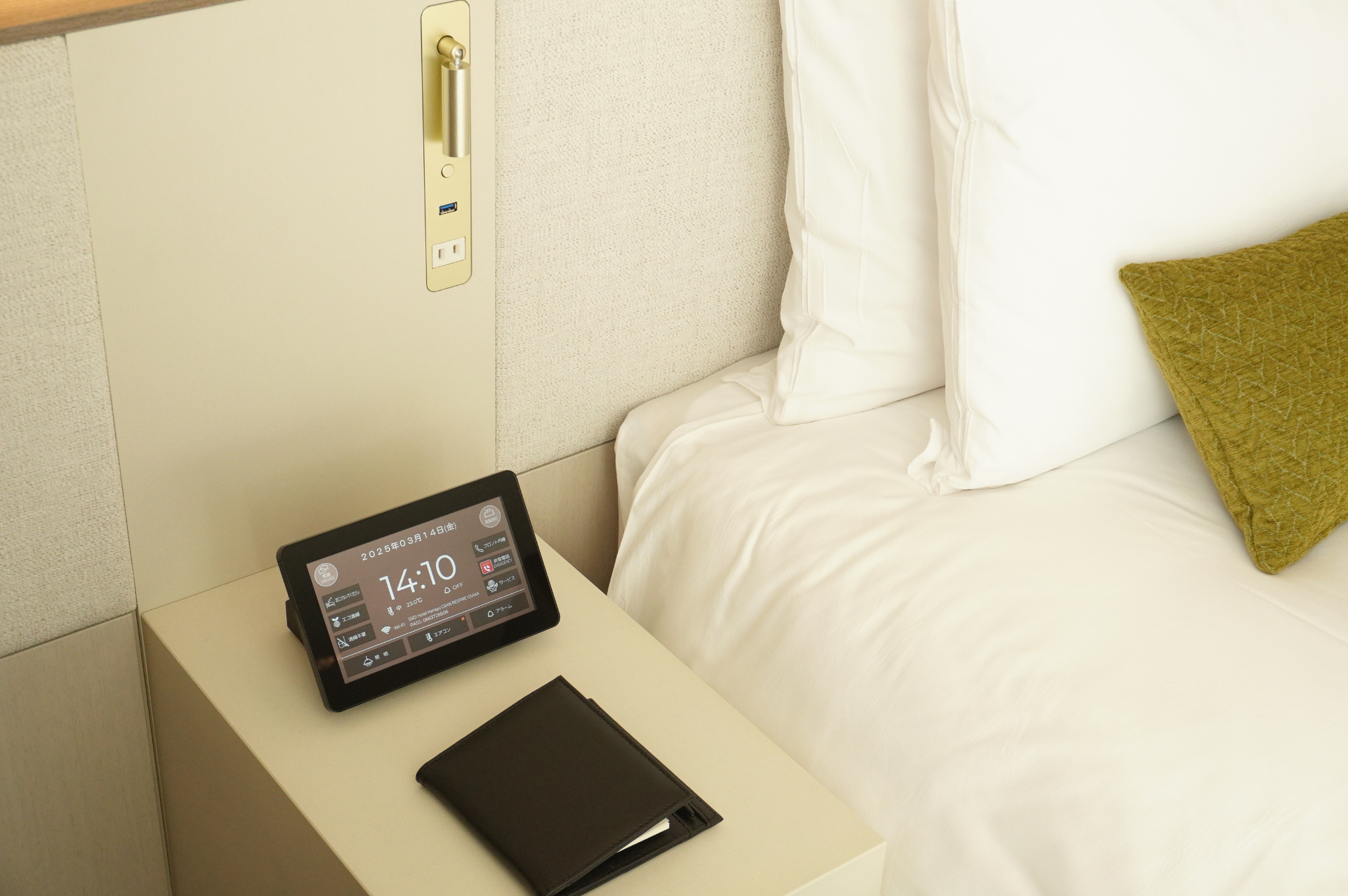 スタンダードフロアの客室もベッドサイドの電源や水まわり、アメニティなどが揃い機能的