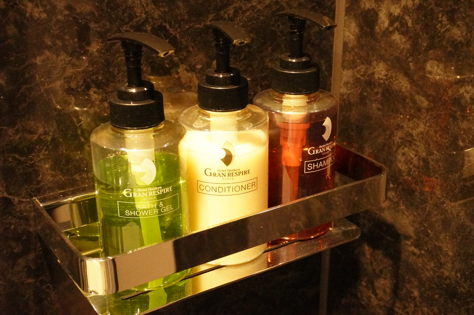 スタンダードフロアの客室もベッドサイドの電源や水まわり、アメニティなどが揃い機能的