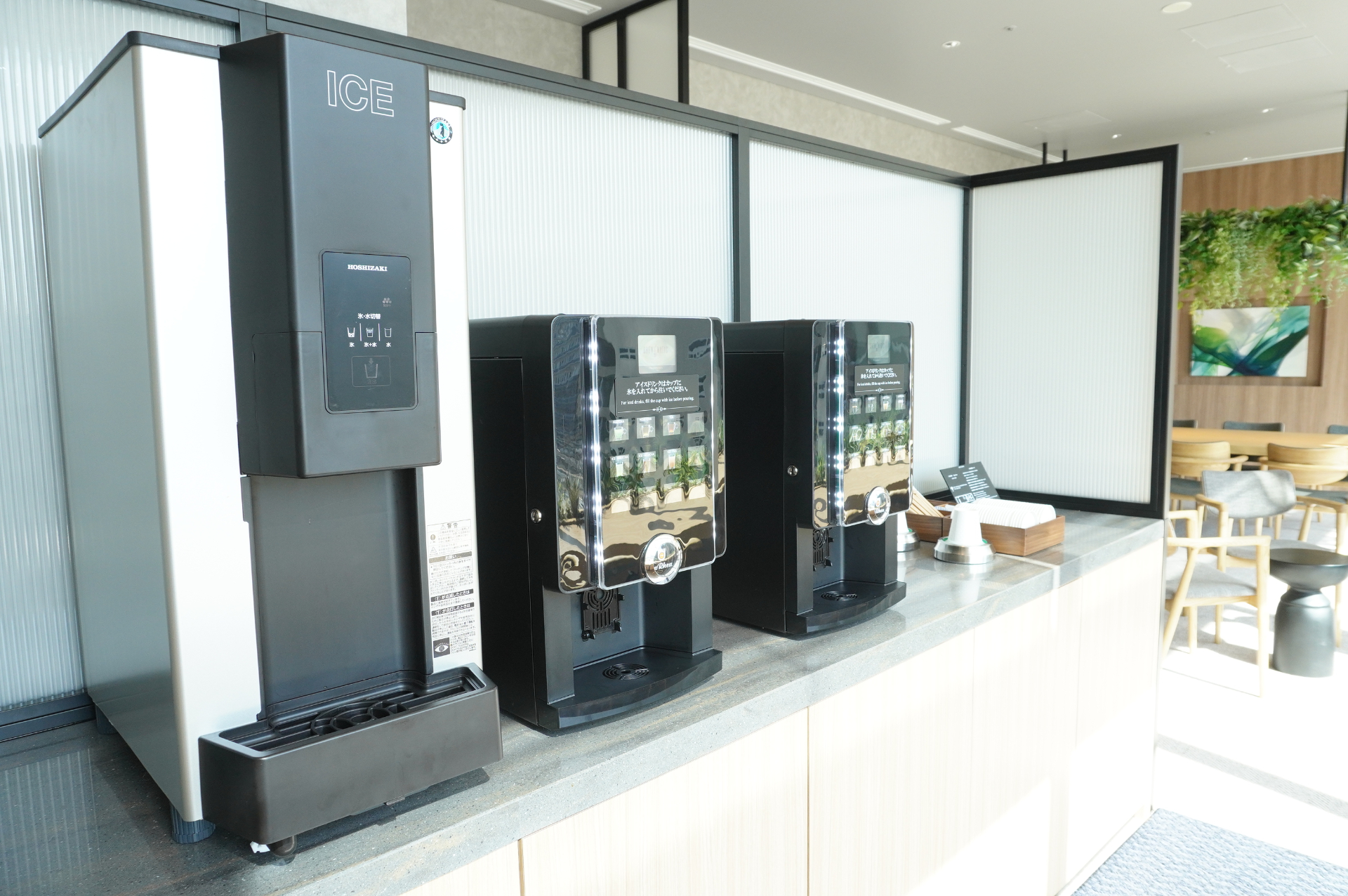 セルフサービスのコーヒーやソフトドリンクを用意