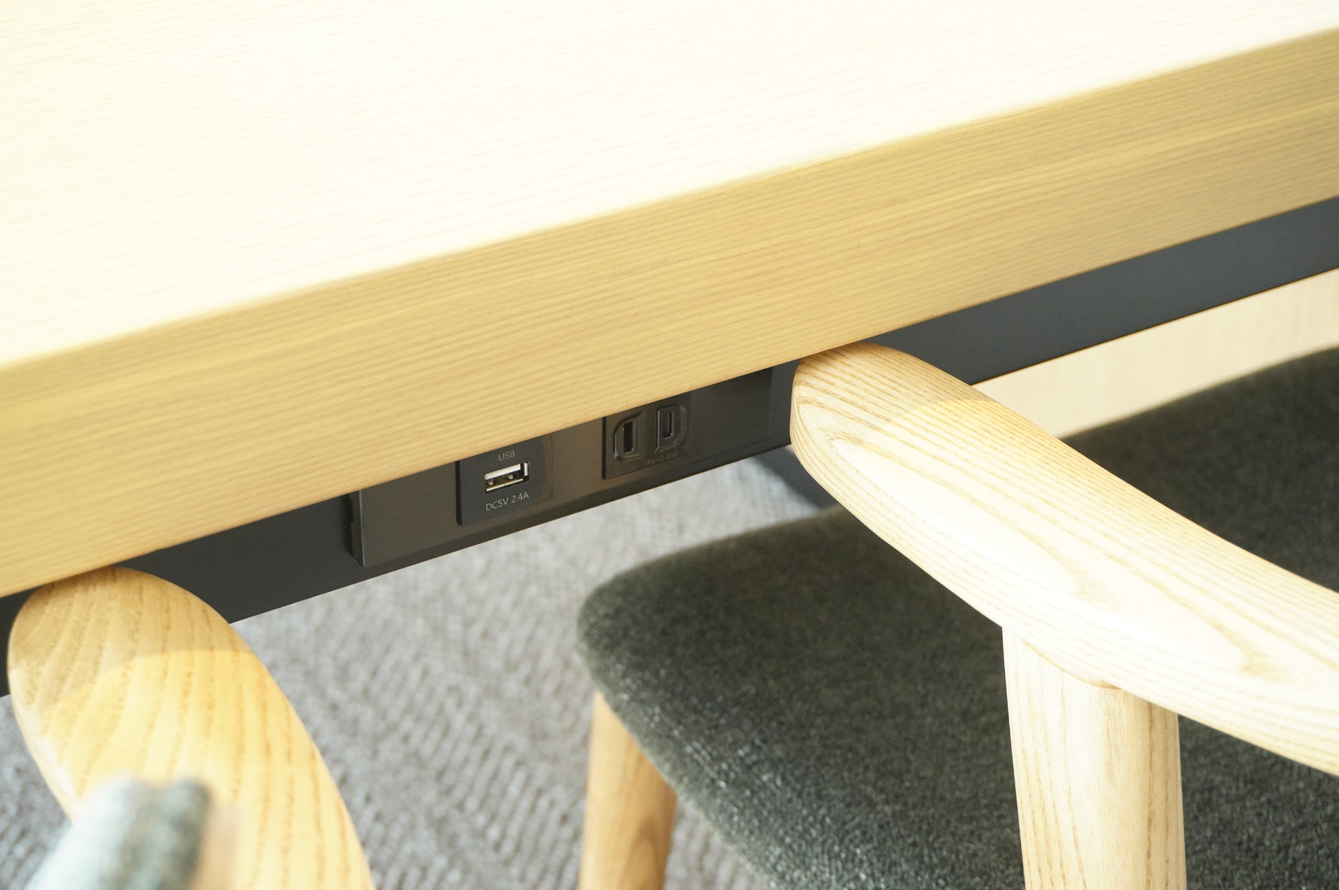 各席にAC電源とUSB Type-A