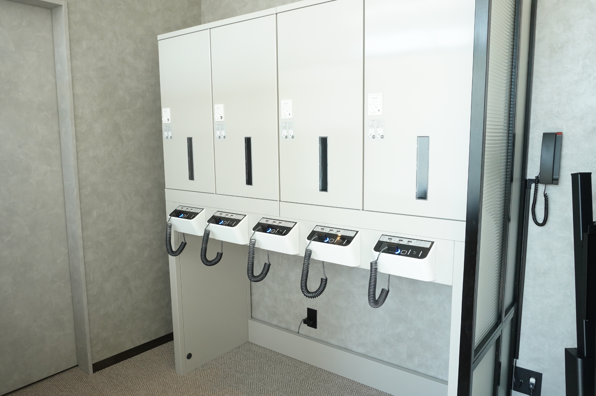 貴重品やスーツケースを預けられる