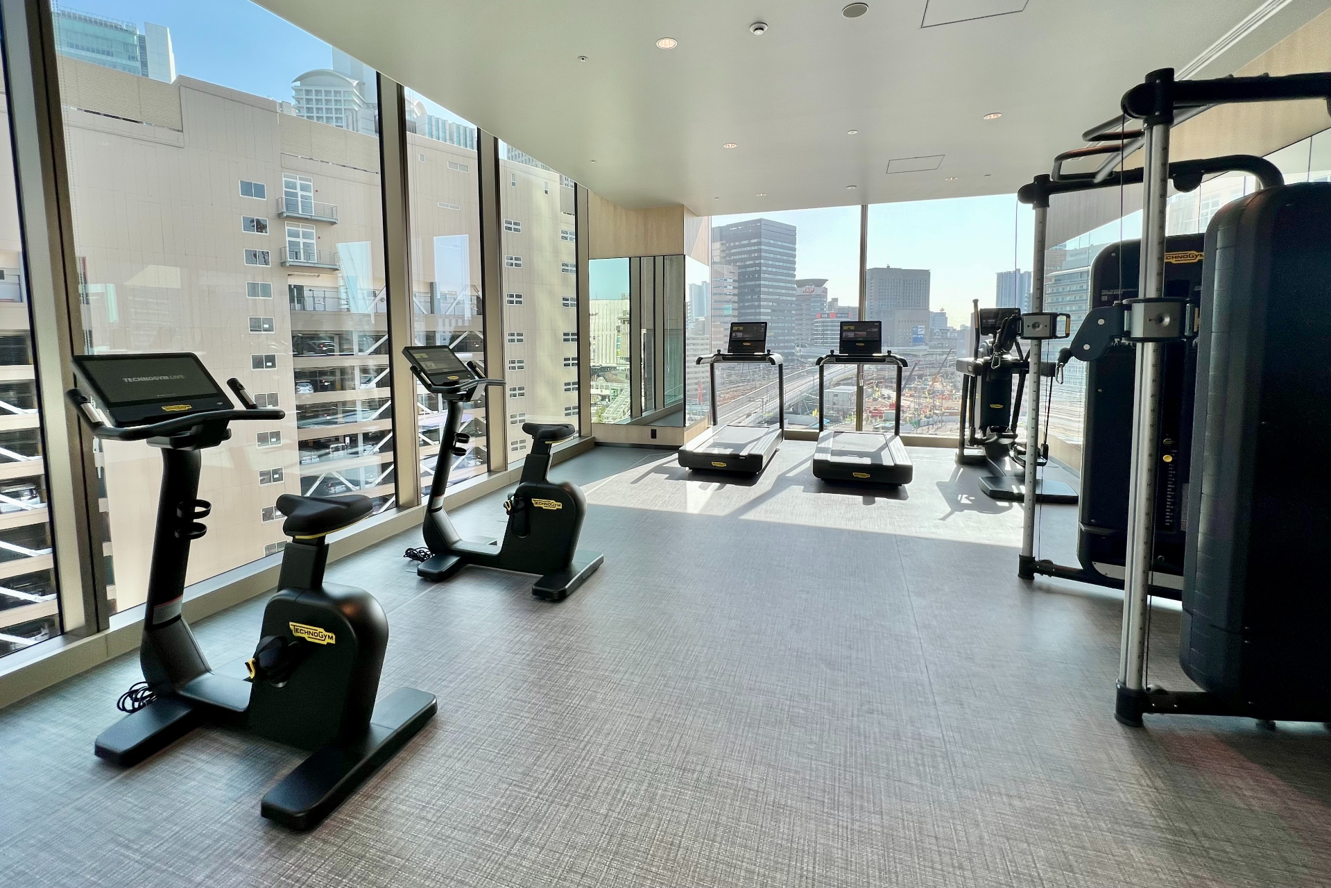 宿泊者ラウンジの隣にフィットネスも