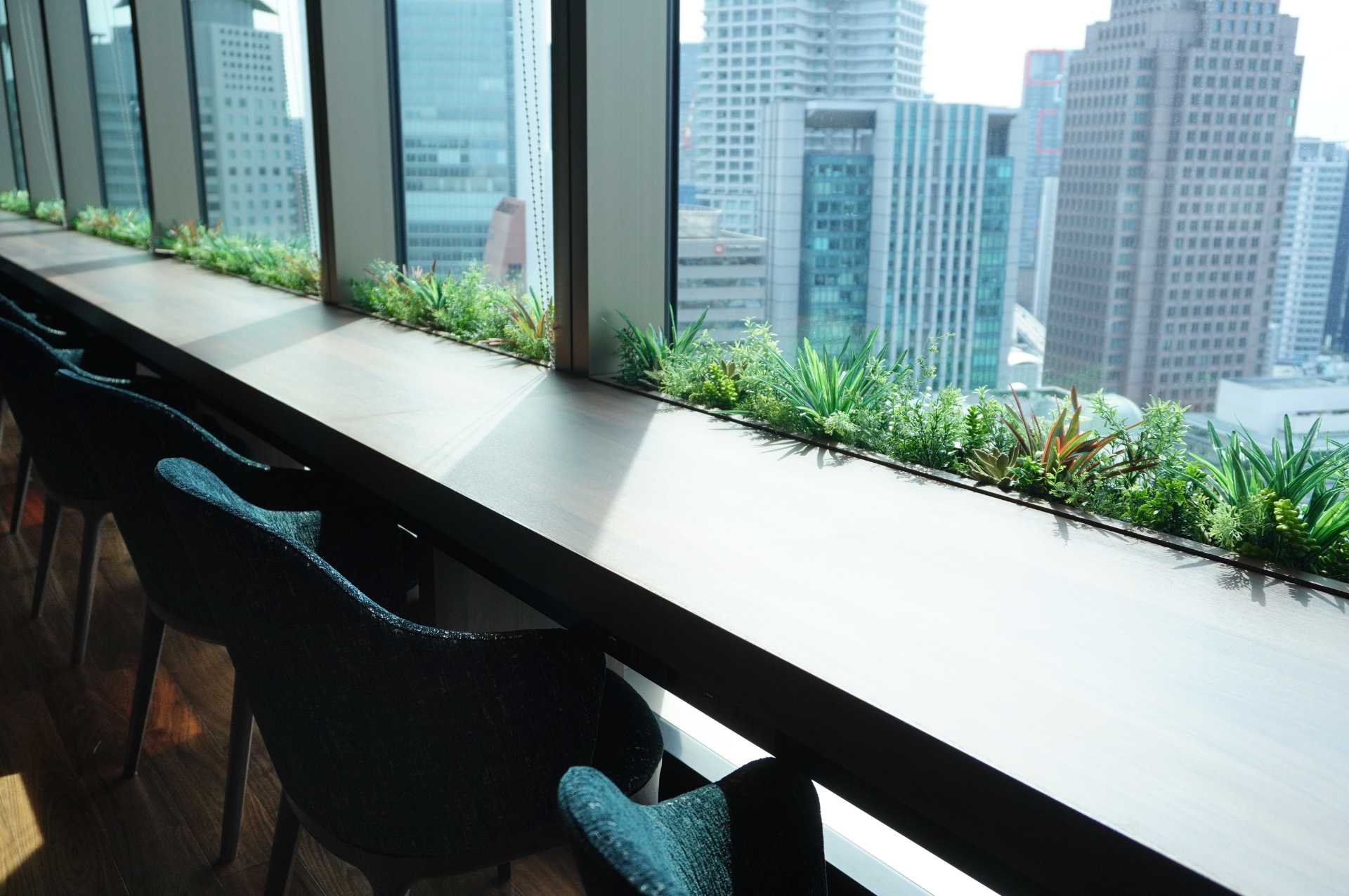 カウンター席から都会の景色を一望