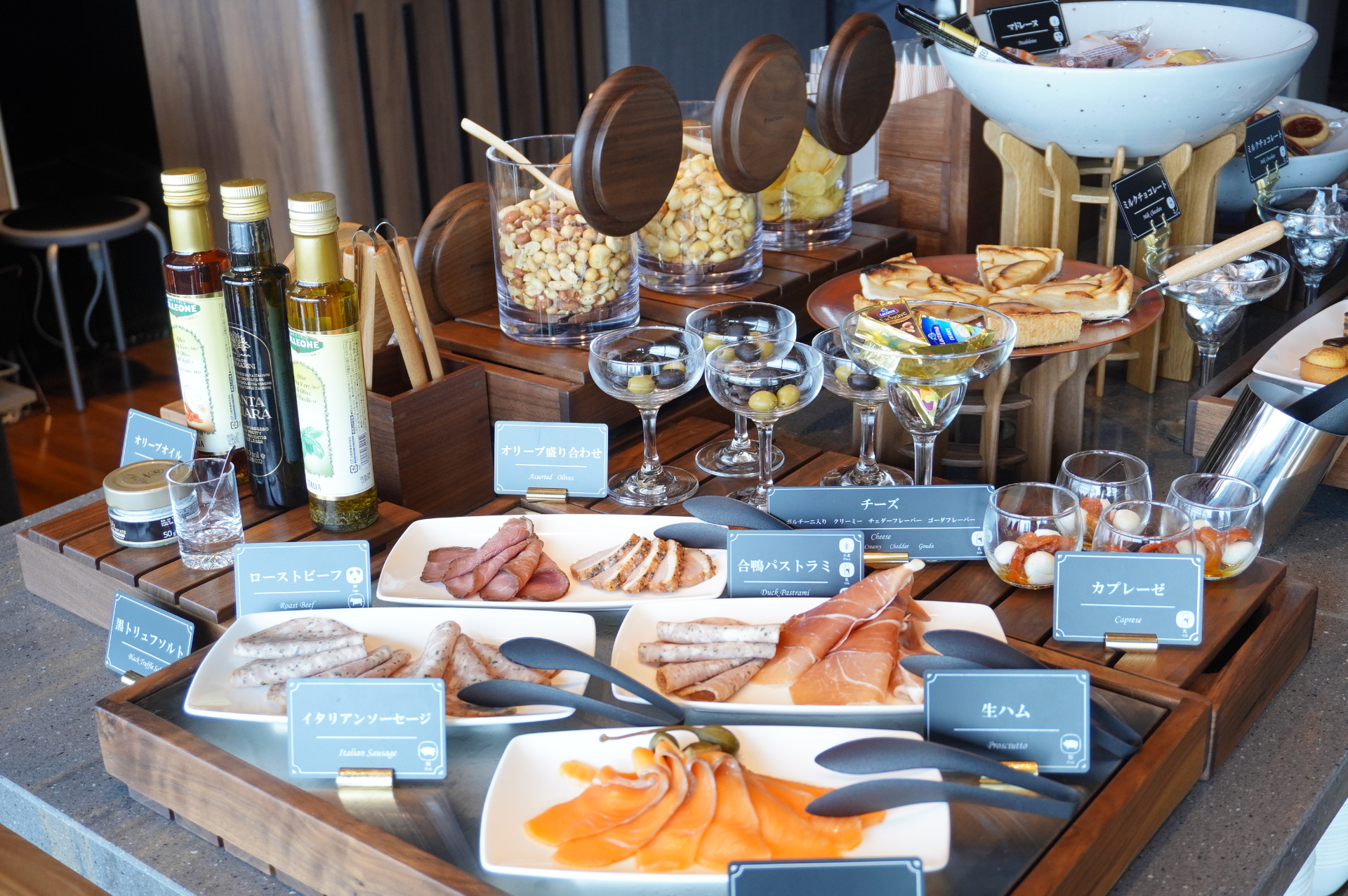 種類豊富なアルコールやおつまみ、軽食、スイーツなどを用意