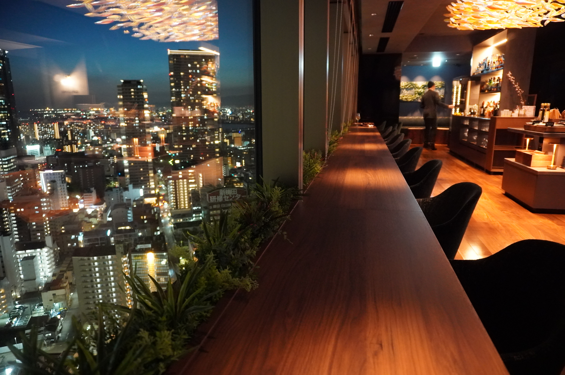 21時まで営業しているので、マジックアワーや夜景を眺めながら寛げる