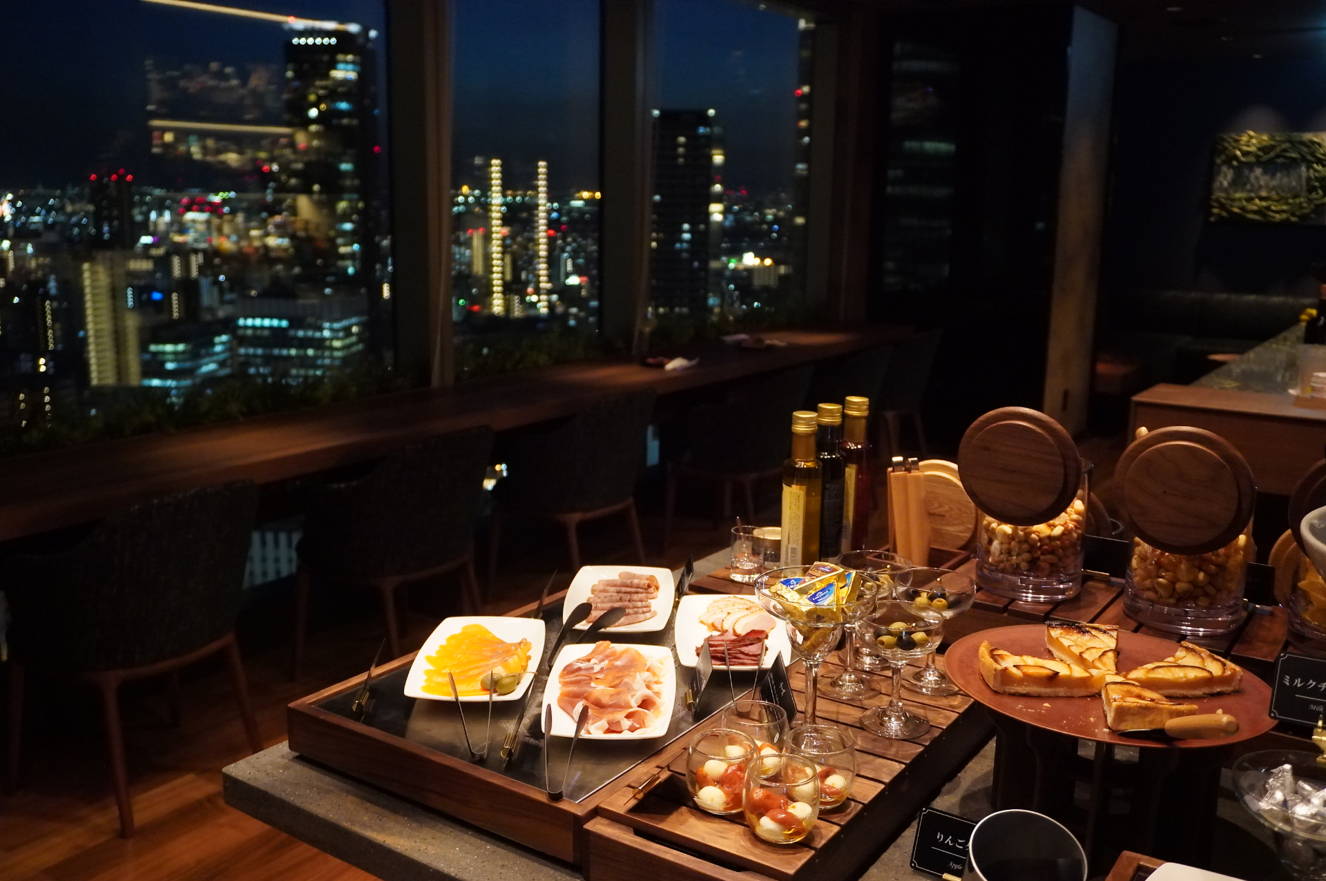 21時まで営業しているので、マジックアワーや夜景を眺めながら寛げる