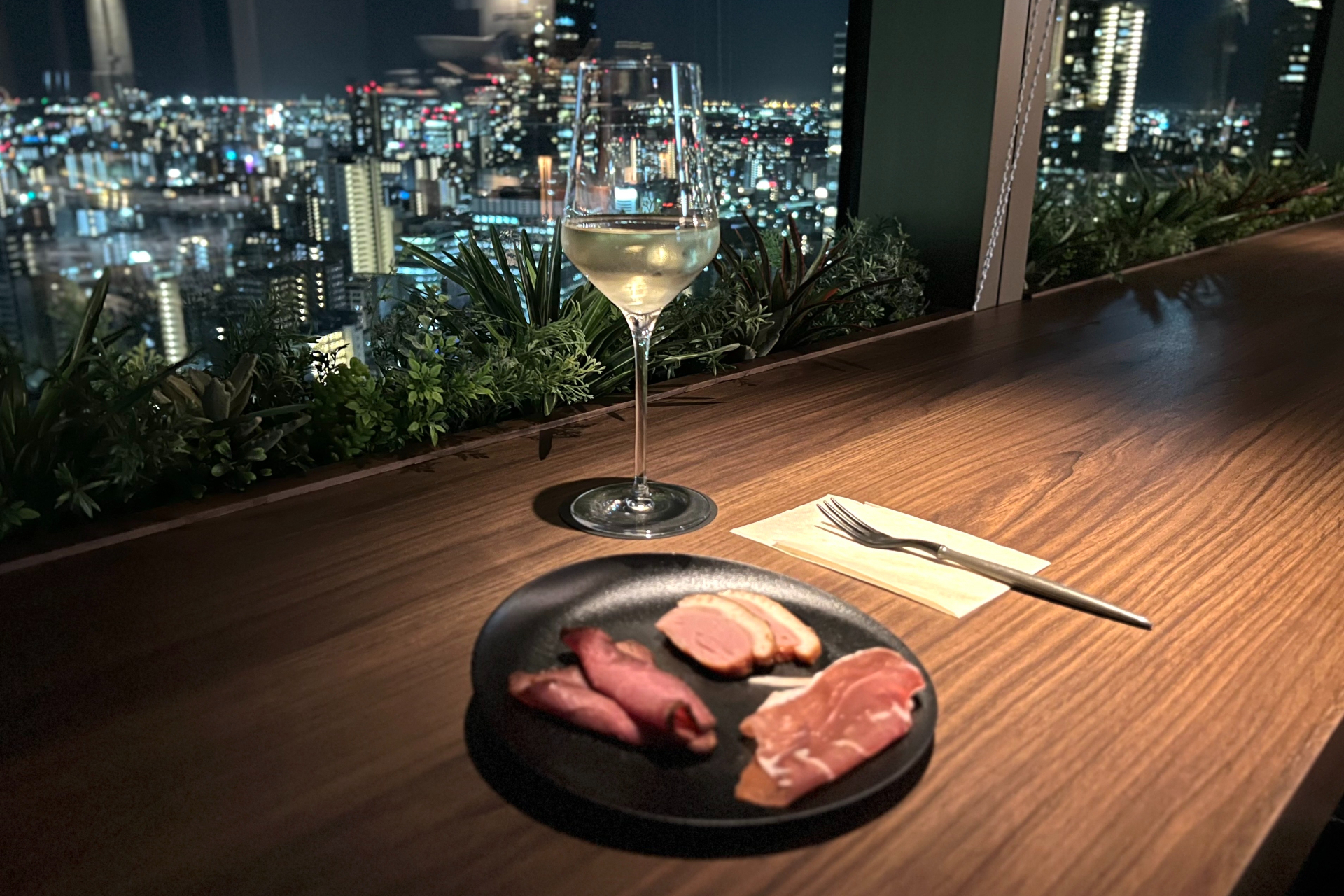 21時まで営業しているので、マジックアワーや夜景を眺めながら寛げる