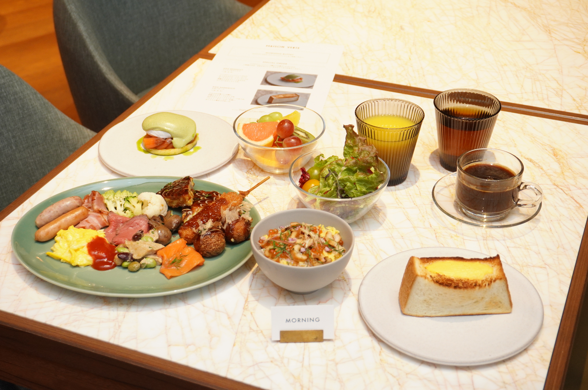 朝食ビュッフェ（4200円）は和洋約120種。スペシャルオーダーでエッグベネディクトやたまごサンドのできたても味わえる