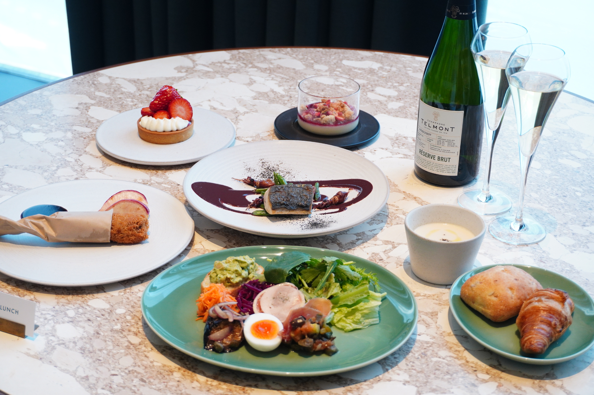 ランチコース（3400円）。肉のメインは、鴨肉のカダイフ包み焼き スティックスタイル赤ワインソースなど