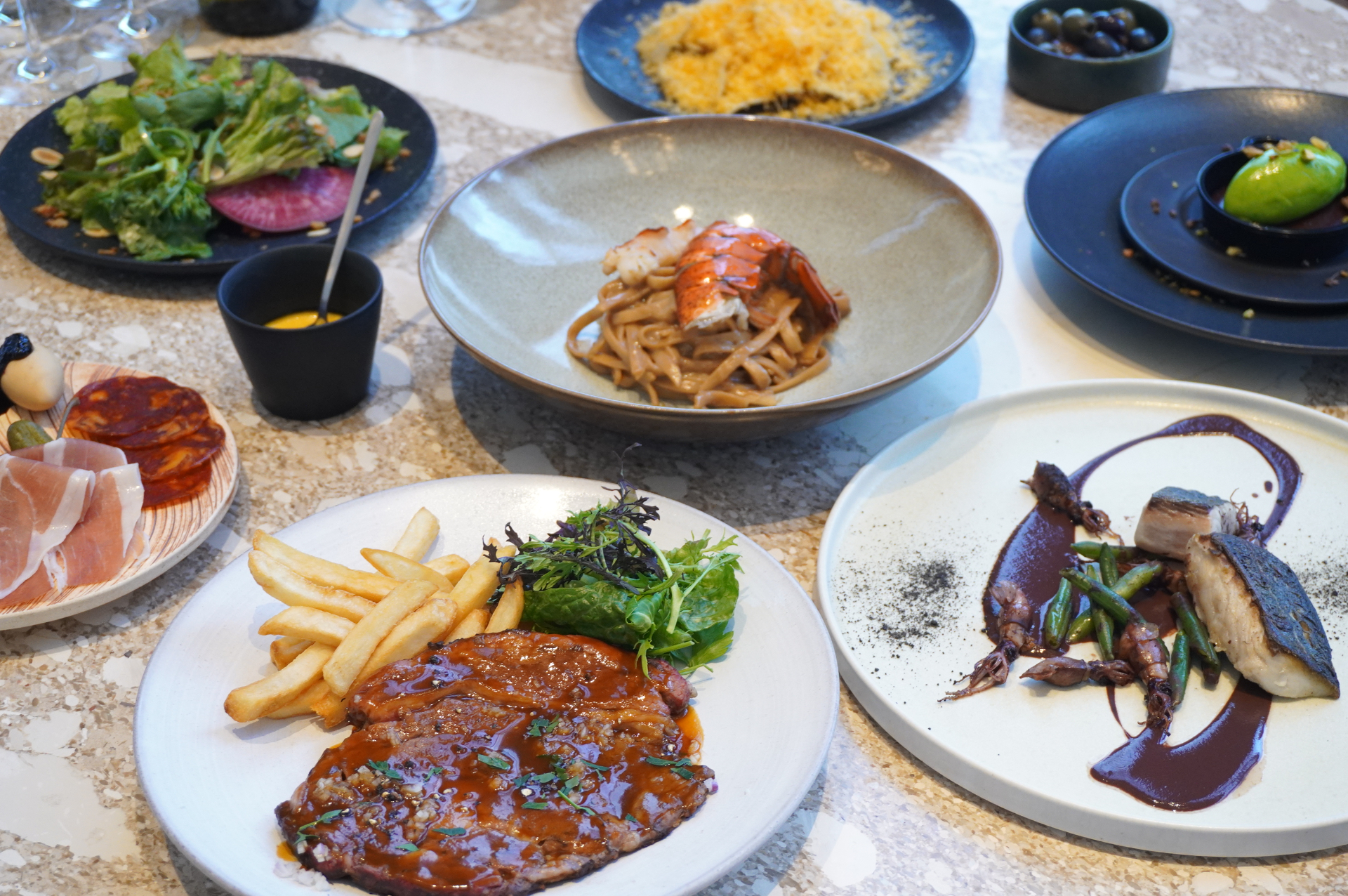 ディナーのアラカルトは、オマール海老のリングイネ（2500円）やフランス料理の定番ステークフリット（3500円）など