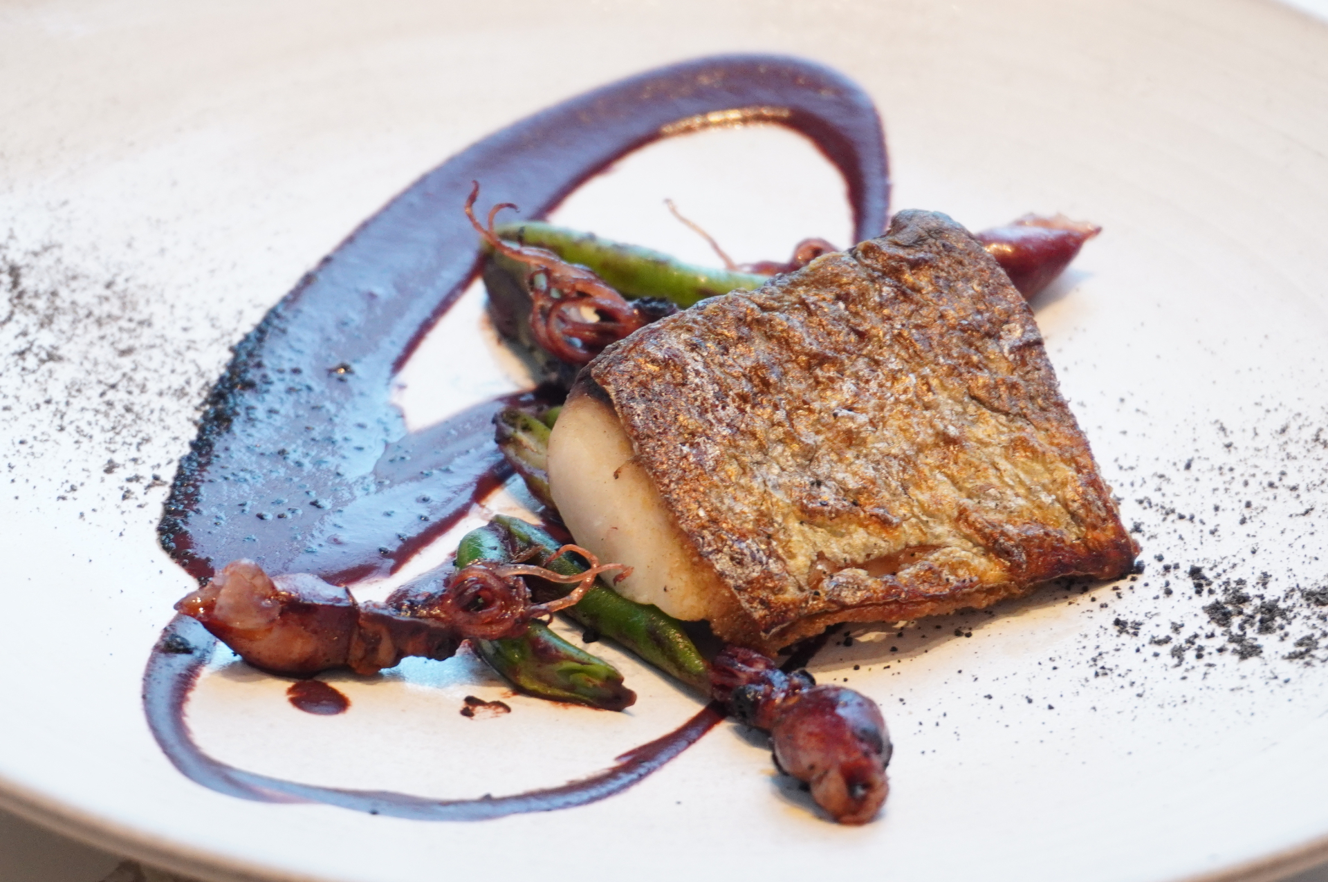 看板メニューは、東京・青山の人気フレンチ「L’AS」と同じ構成のディナーおまかせコース（7800円）。写真は魚のメイン