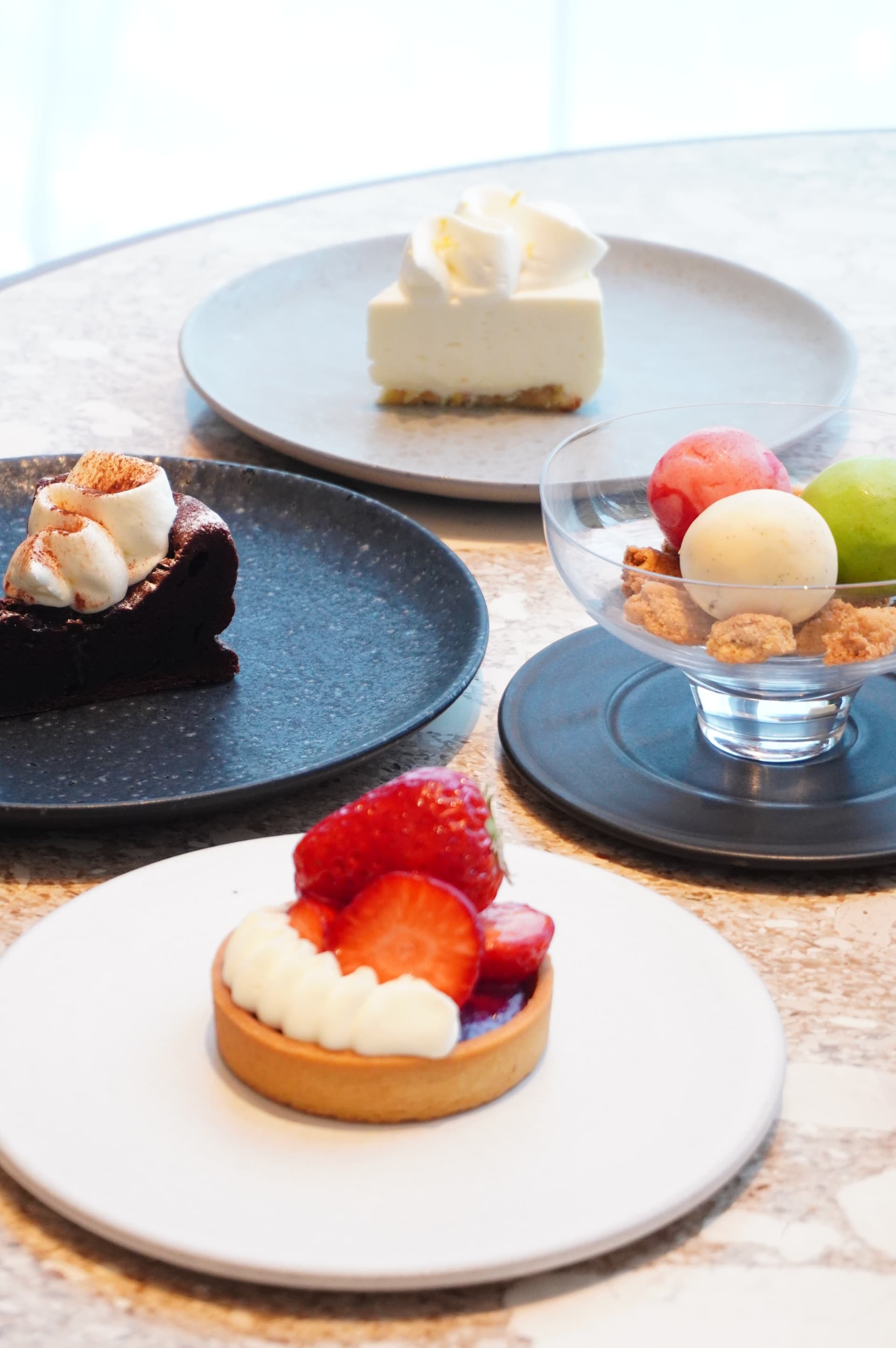 単品ケーキは泉本農園から届く紅ほっぺのタルト（1000円）など