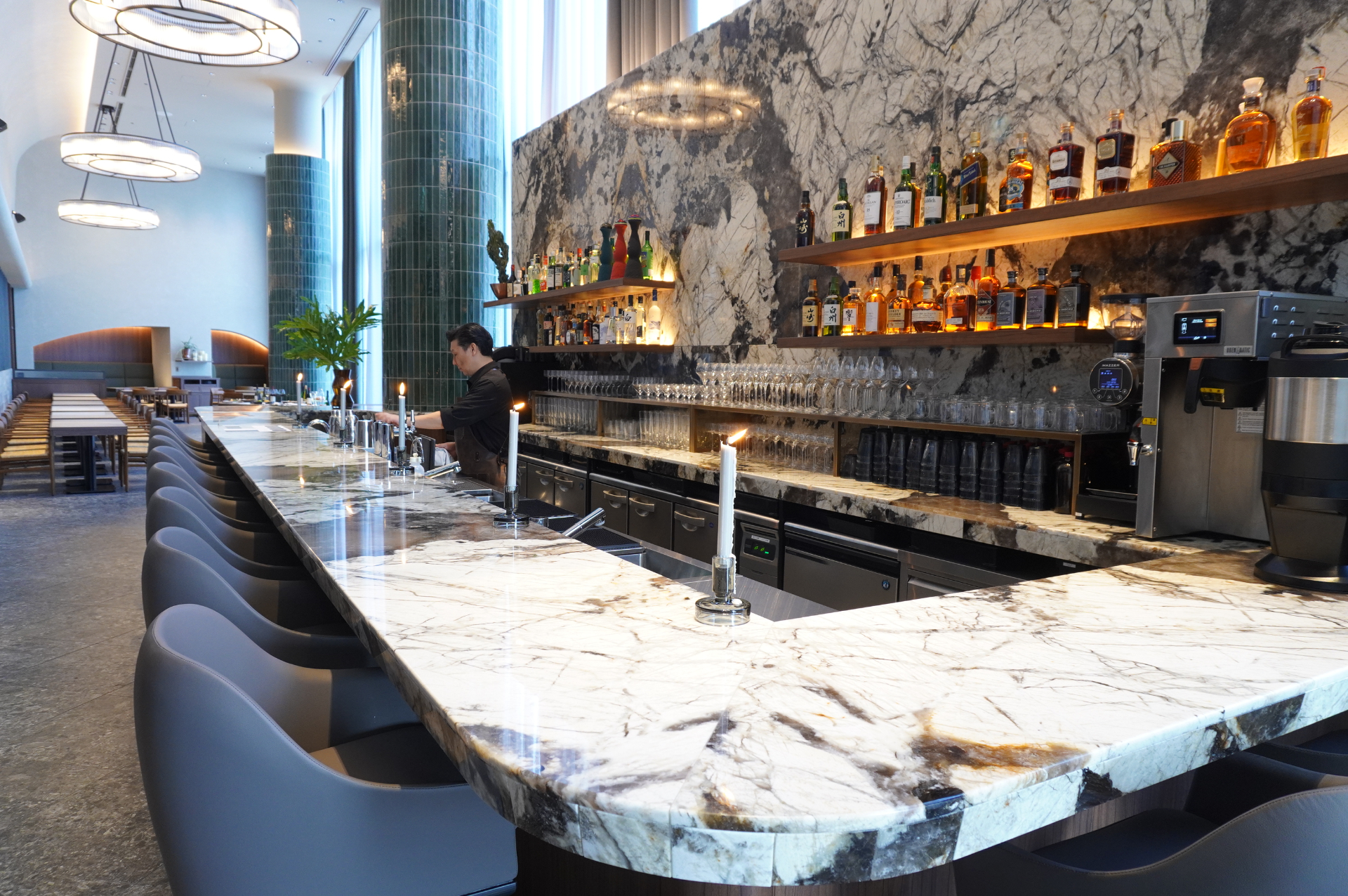 バーカウンターも併設。オリジナルカクテルはTAKOYAKIマルガリータ（1500円）など