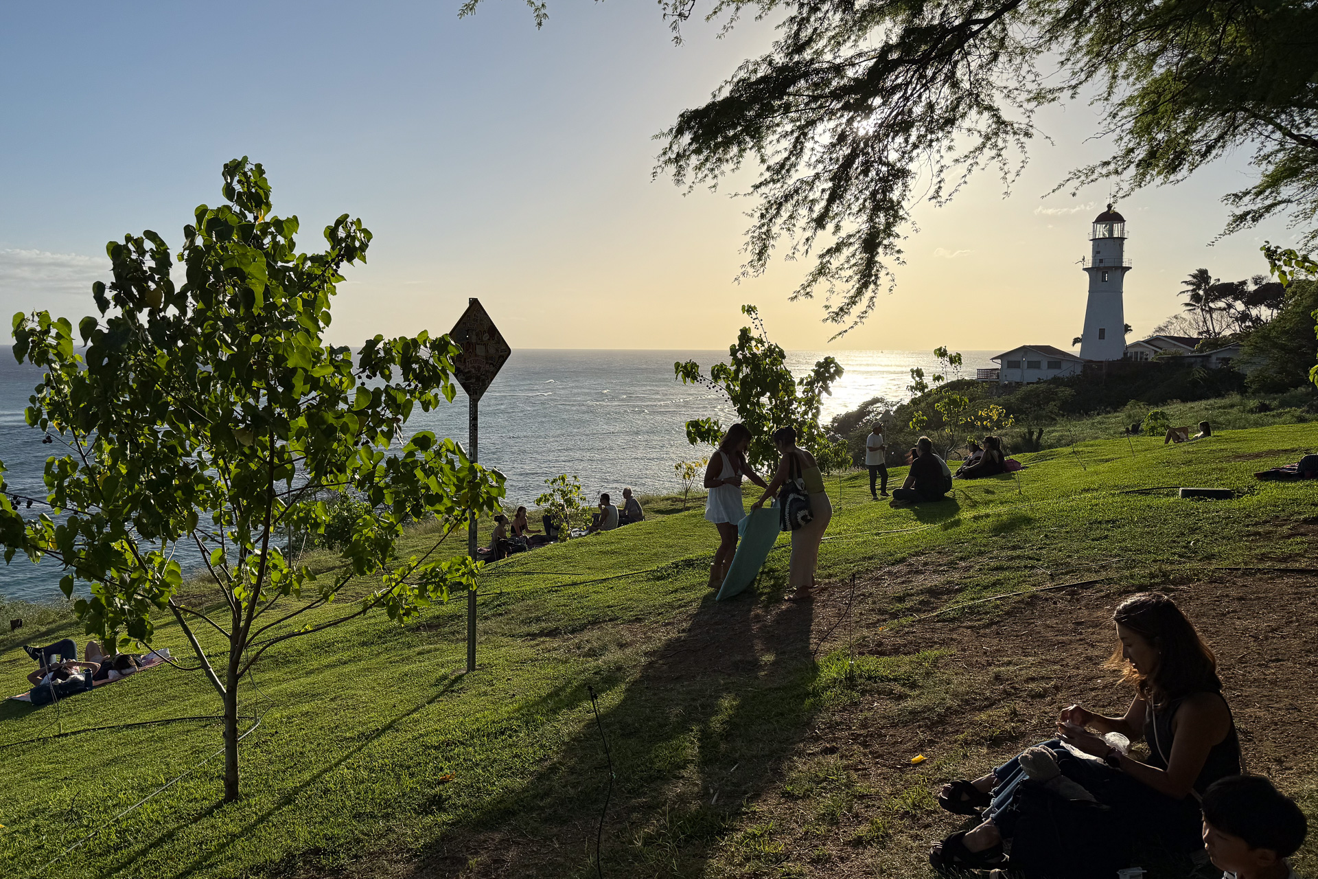 ワイキキの海に沈んでいく太陽を“ただ眺めるだけ”の贅沢。軽食とともにレジャーシートを広げてピクニックしてもいい