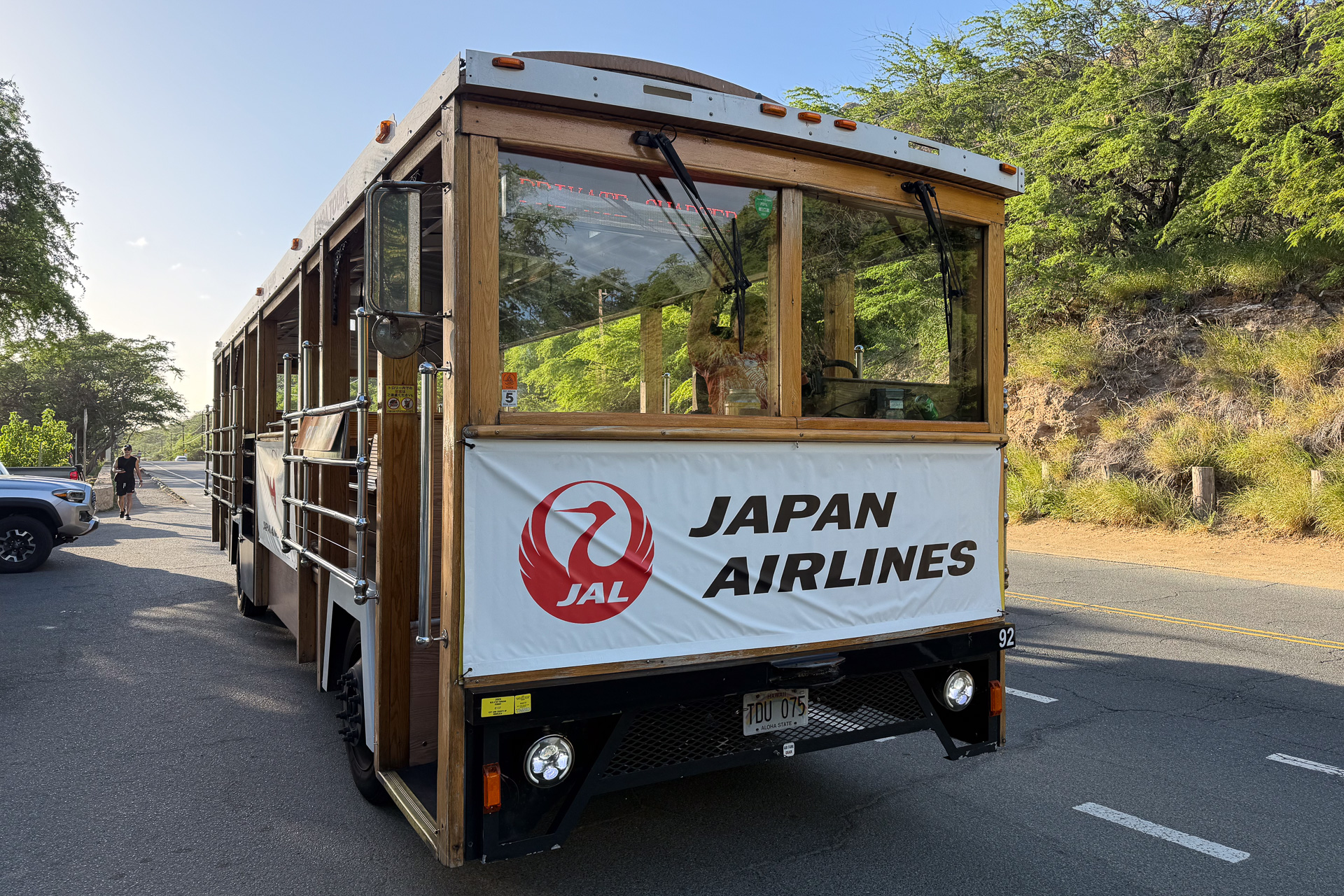 ワイキキ中心街からはJALがチャーターしたバスで移動