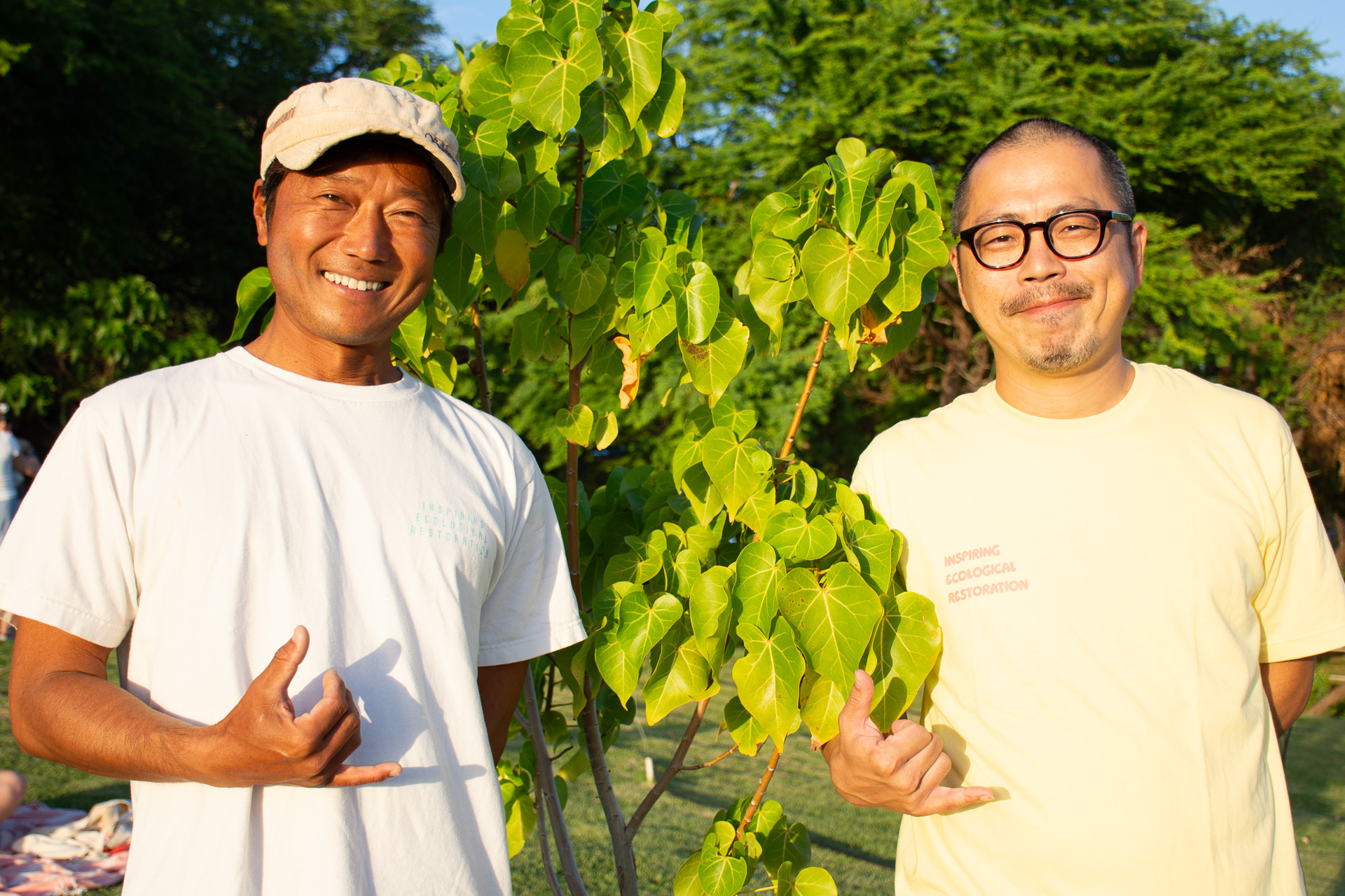 Kuilei Cliffs 代表 久保田亮氏（左）、日本航空株式会社 ハワイ支店 総務セクション 西村元延氏（右）