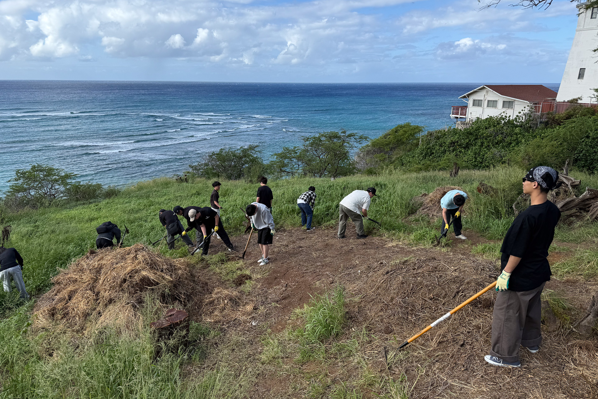 思い思いの道具を手にクリーンアップに参加していた