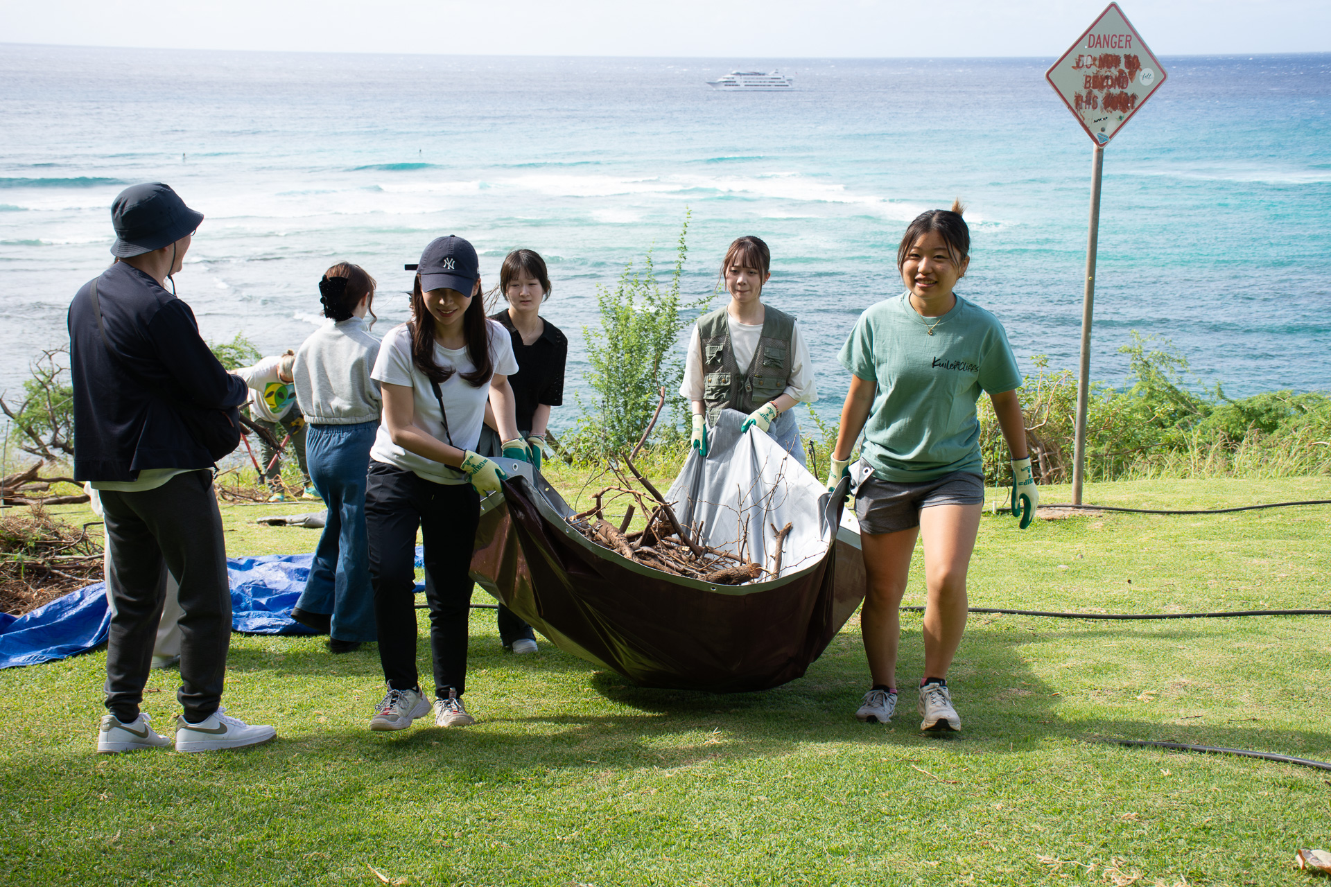 思い思いの道具を手にクリーンアップに参加していた