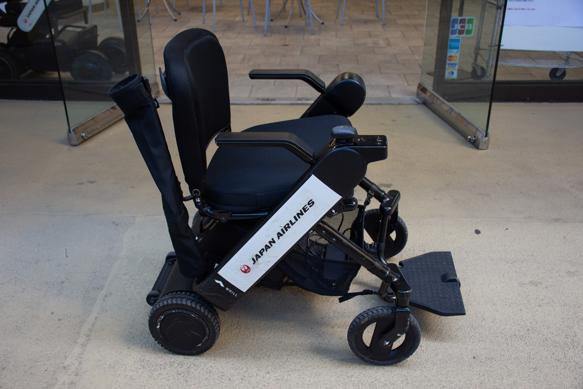 レバーを押さえながら手前に引くだけで簡単に折りたためる