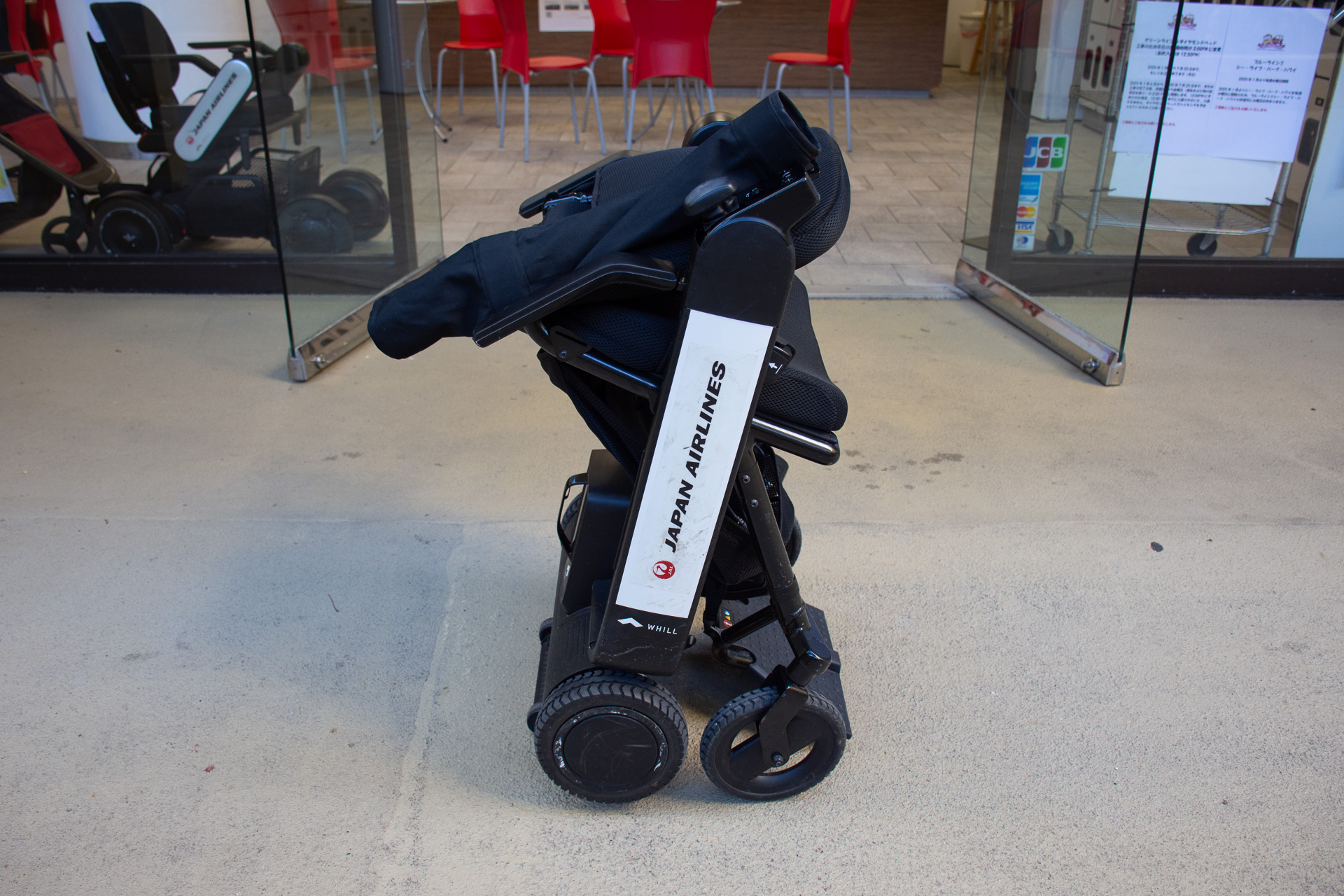 レバーを押さえながら手前に引くだけで簡単に折りたためる