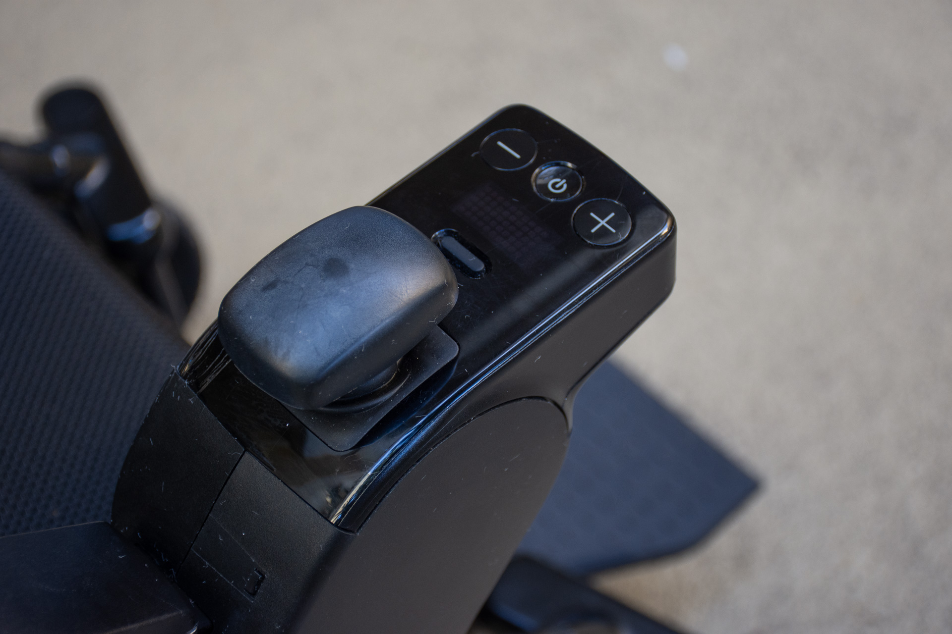 スティックは上から手のひらをかぶせるタイプ。＋と－のボタンで変速する