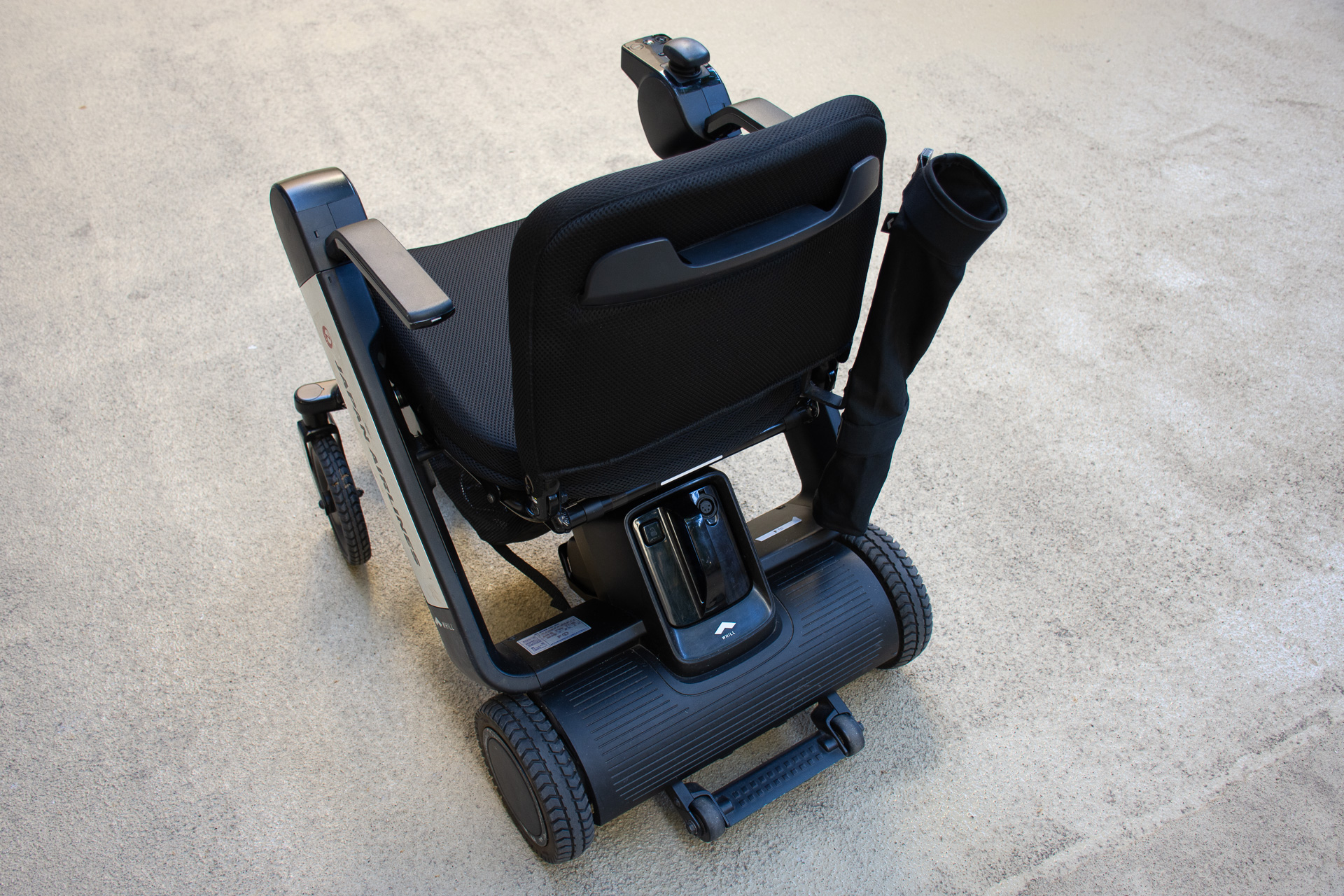 動力が車体後部に小さくまとまっているのが分かる