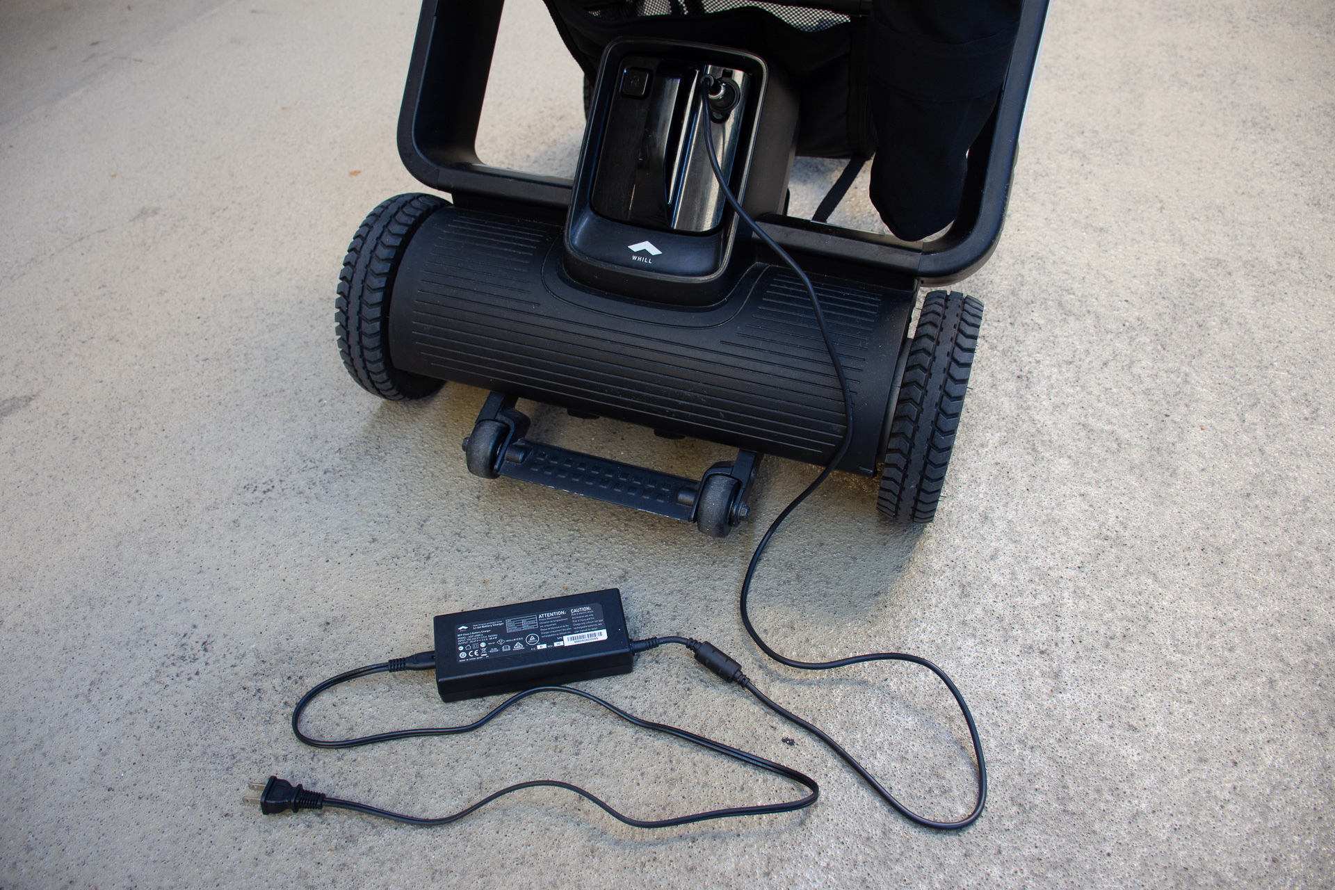 貸し出し時はACアダプタが付属するため、ホテルに戻って充電すればよい。航続距離は20km