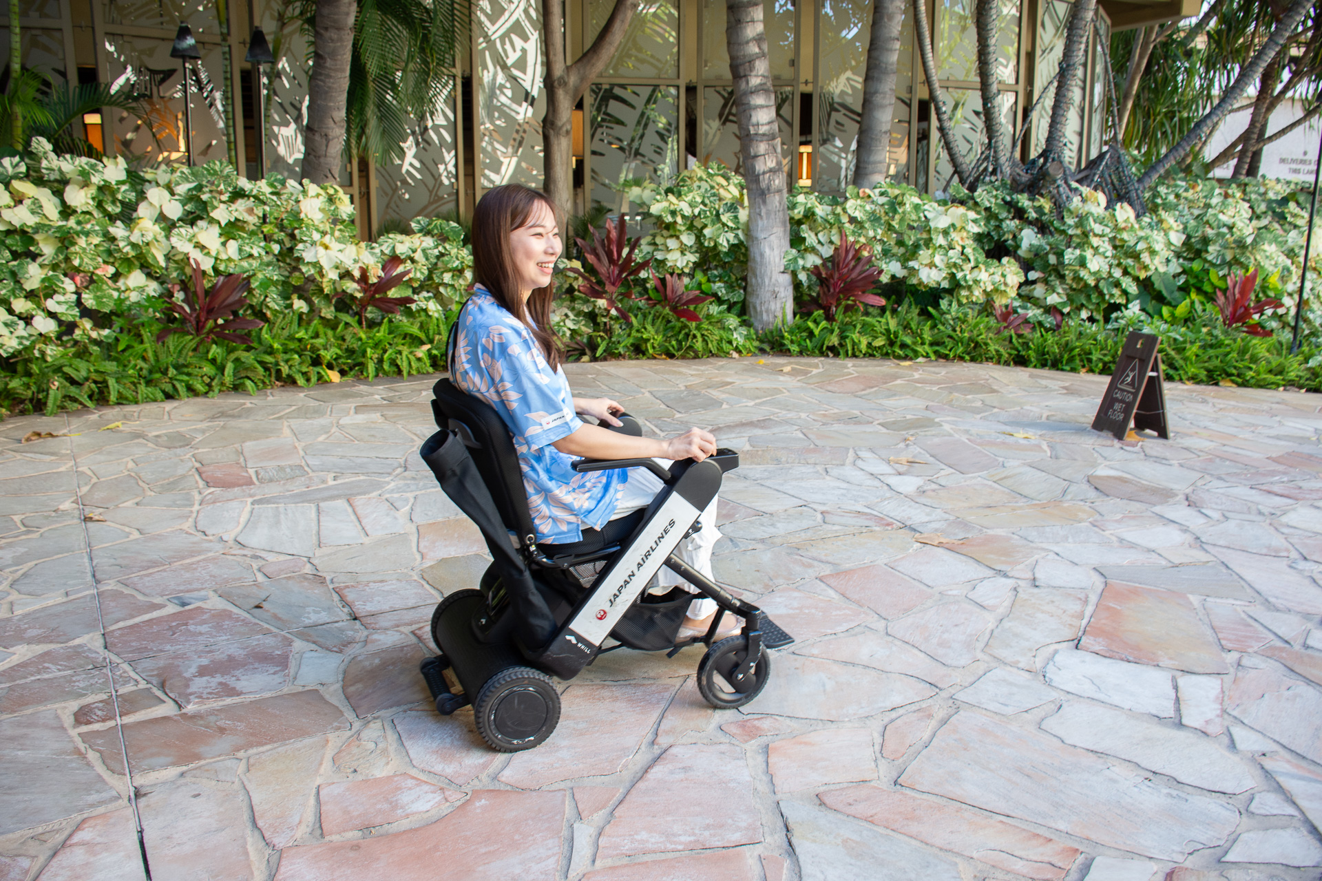 貸し出し時はACアダプタが付属するため、ホテルに戻って充電すればよい。航続距離は20km