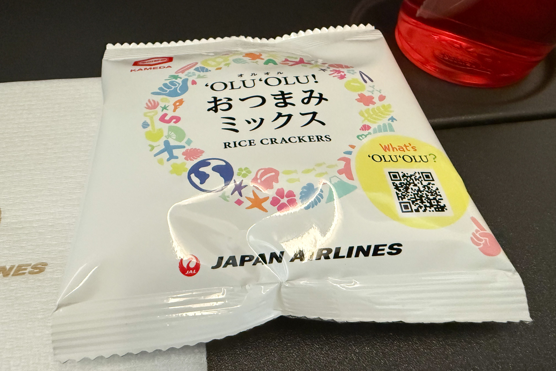 ハワイ線の機内ではスナックの包装や紙コップに'OLU'OLU! Honolulu!のデザインを施していた